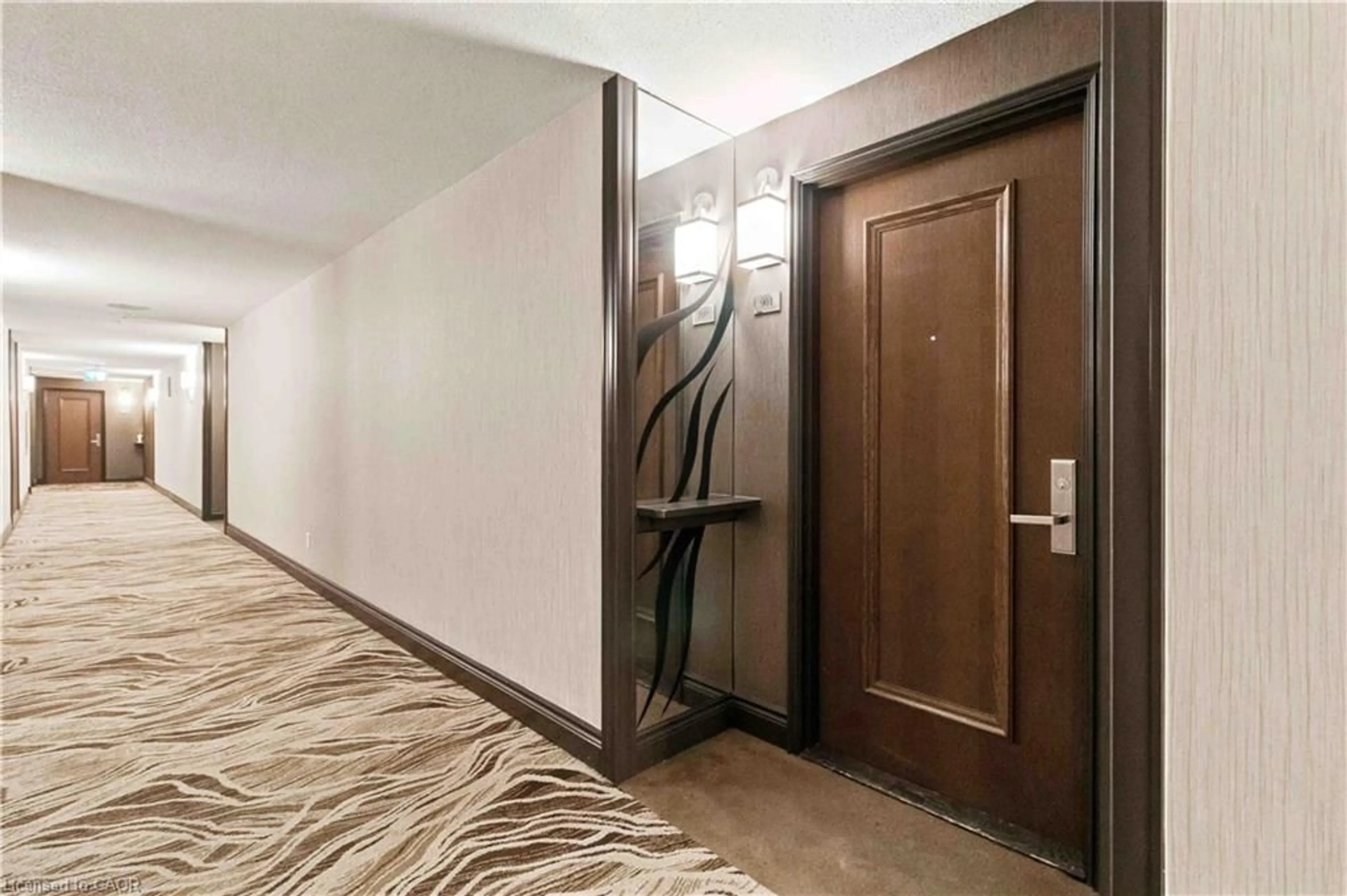 Indoor foyer for 45 Kingsbridge Garden Cir #901, Mississauga Ontario L5R 3K4