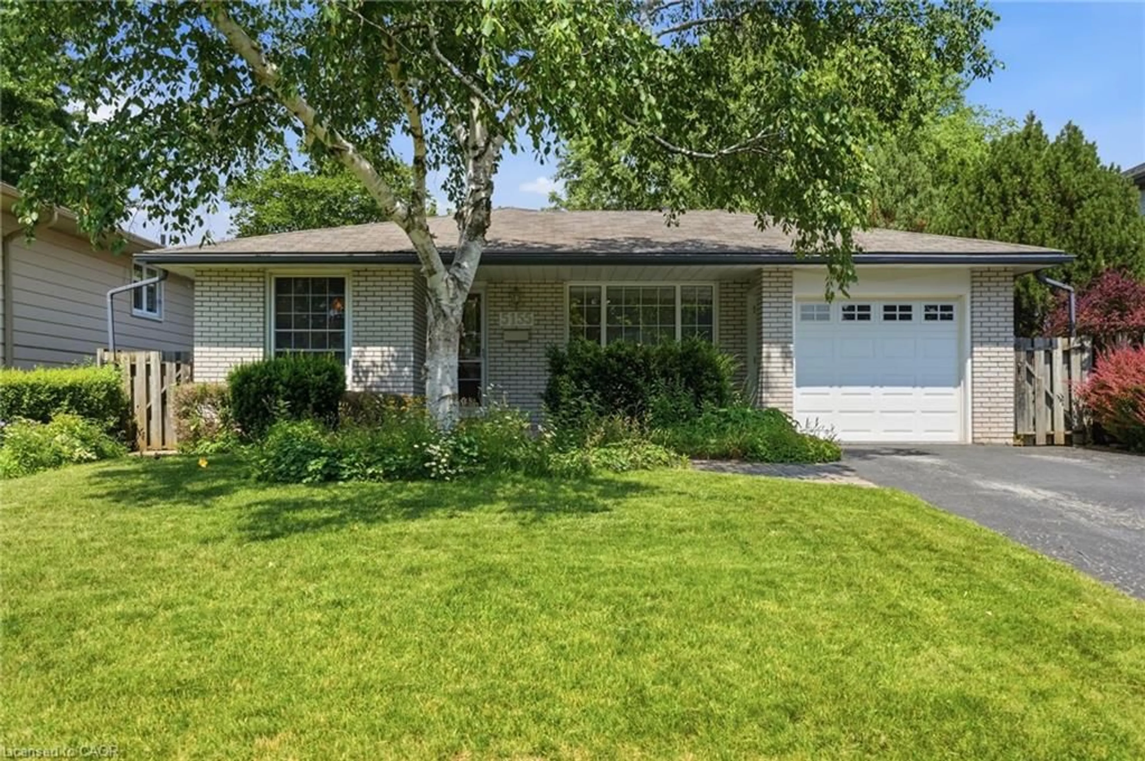 Home with vinyl exterior material, street for 5155 Idlewood Cres, Burlington Ontario L7L 3Y5