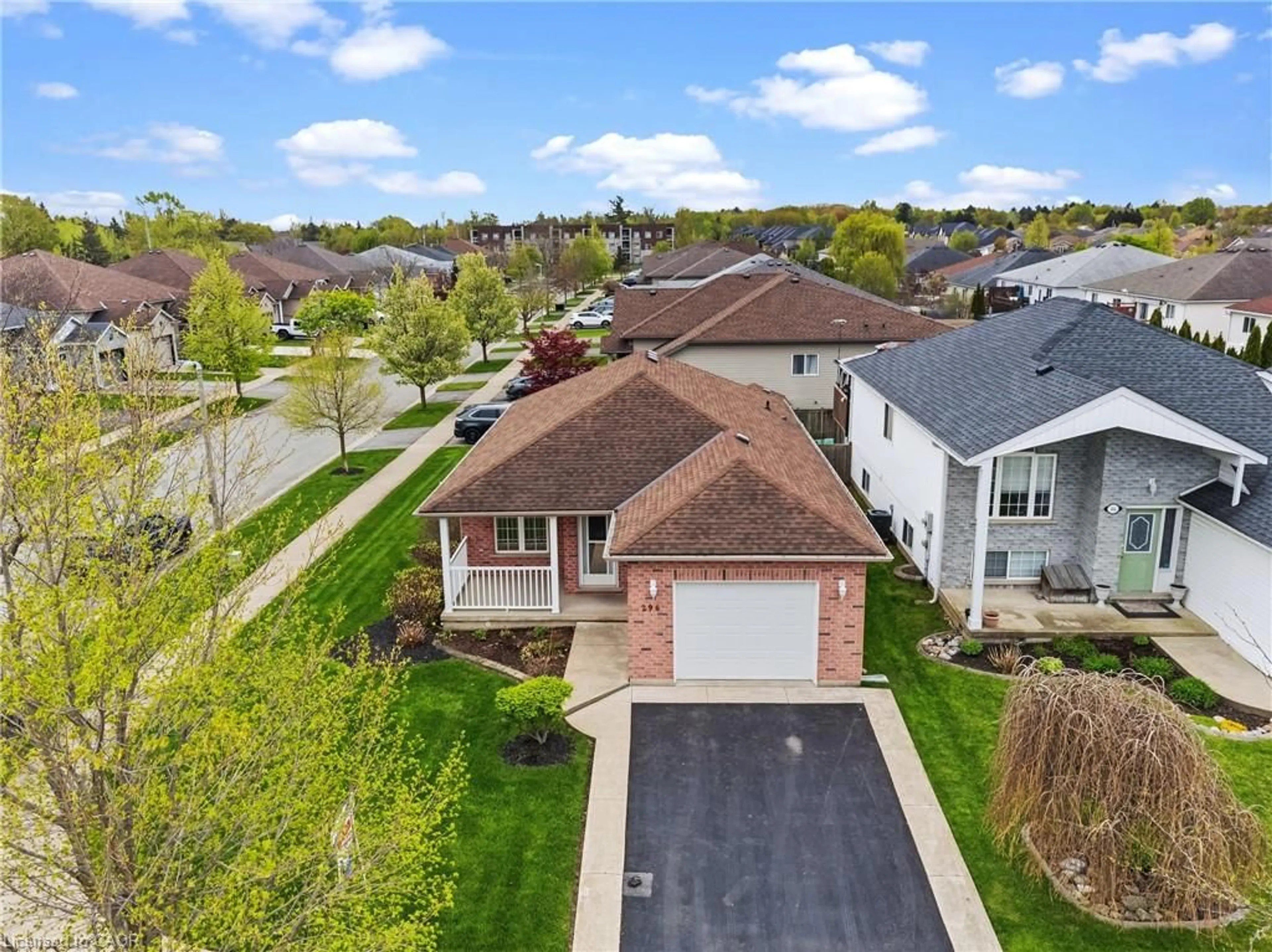 A pic from outside/outdoor area/front of a property/back of a property/a pic from drone, street for 296 Autumn Cres, Welland Ontario L3C 7K1