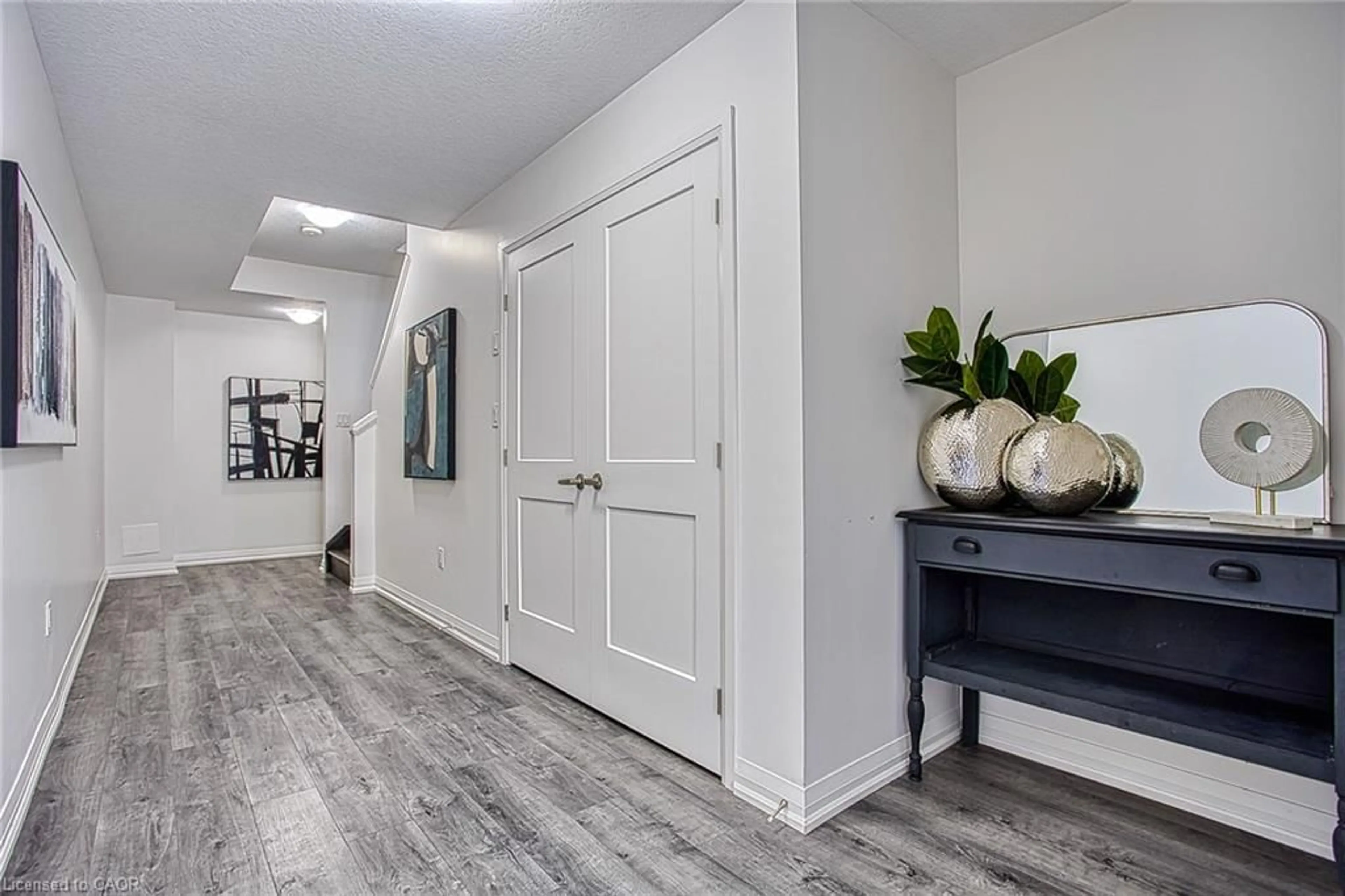 Indoor entryway for 5000 Connor Dr #25, Beamsville Ontario L3J 0T4