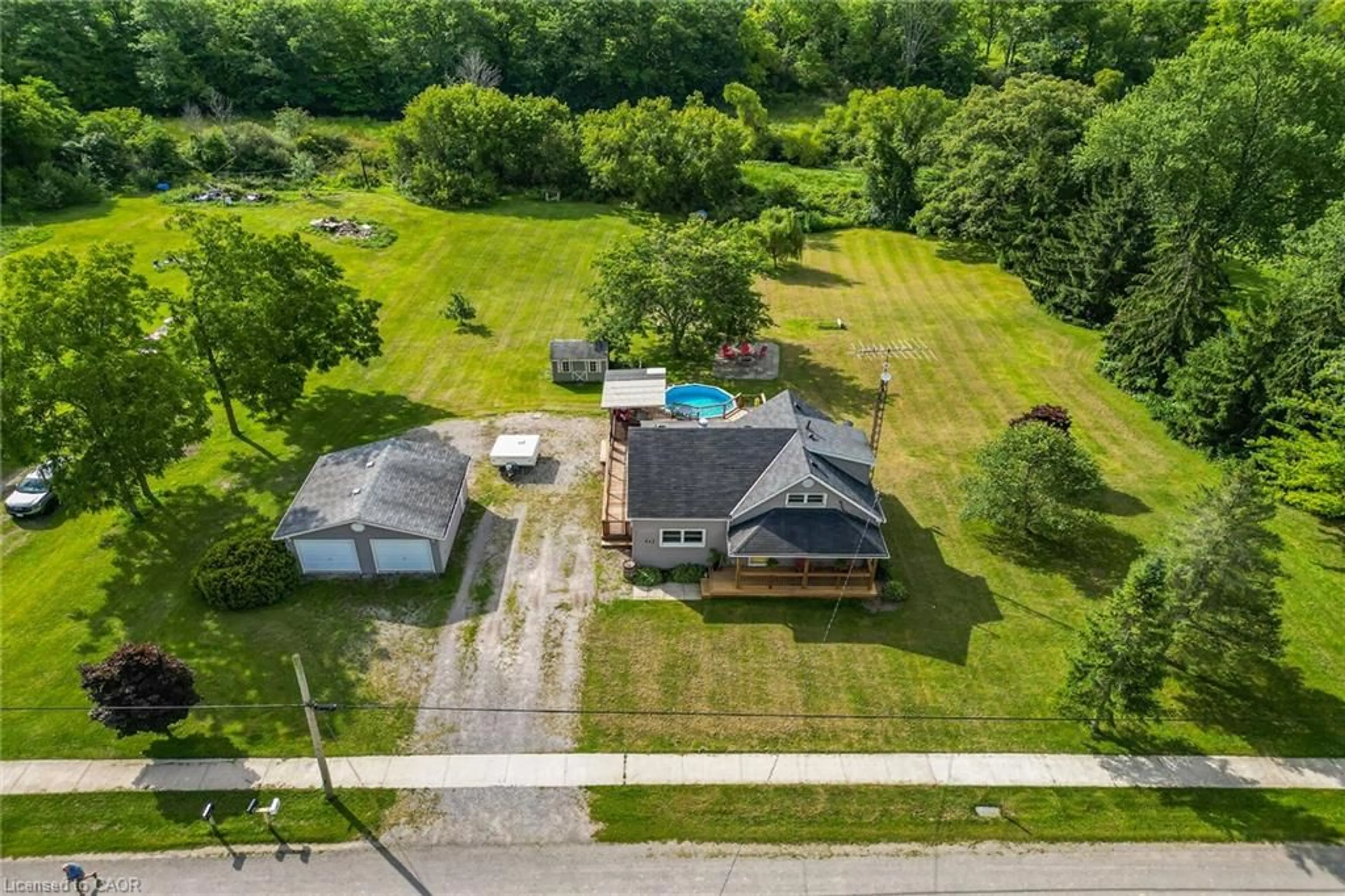 A pic from outside/outdoor area/front of a property/back of a property/a pic from drone, unknown for 843 Lyons Creek Rd, Welland Ontario L3B 5N4