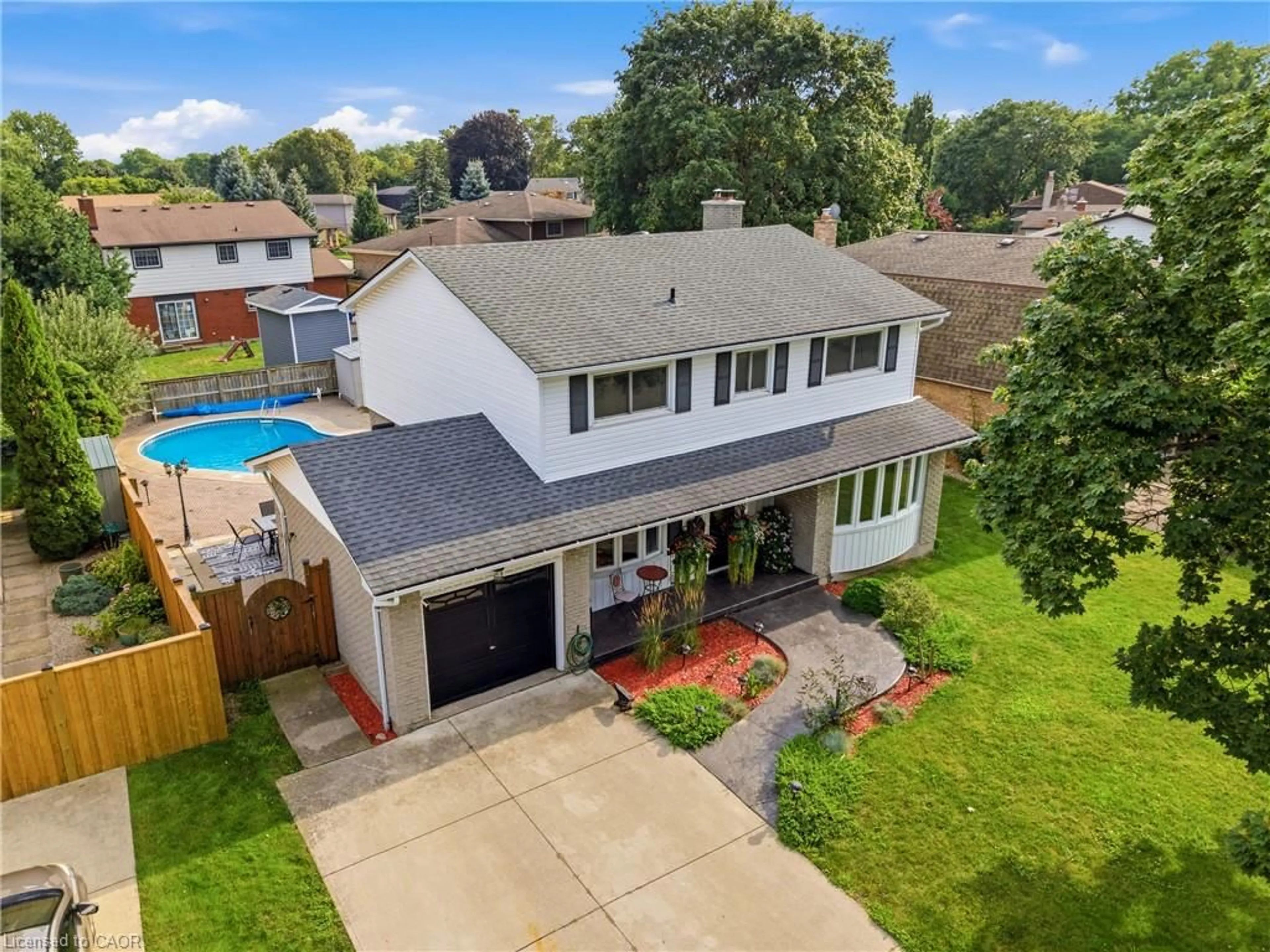 A pic from outside/outdoor area/front of a property/back of a property/a pic from drone, street for 4 Royal Orchard Cres, St. Catharines Ontario L2N 4E9