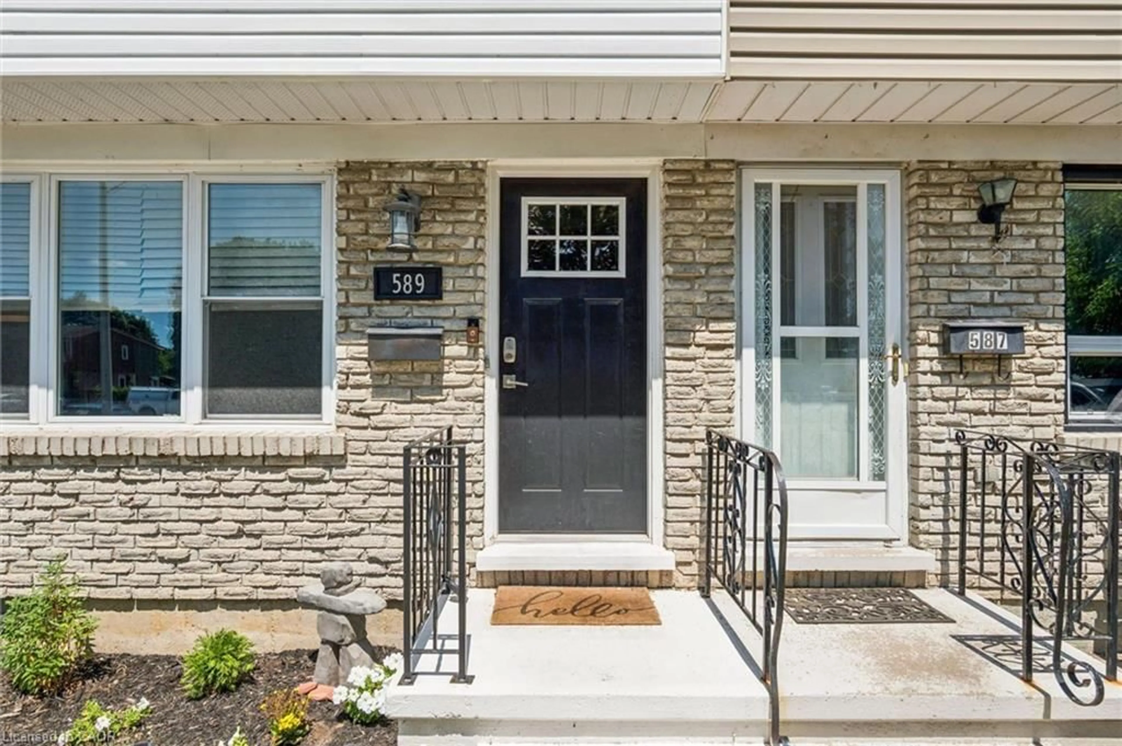Indoor entryway for 589 Elgin St, Cambridge Ontario N1R 6A2