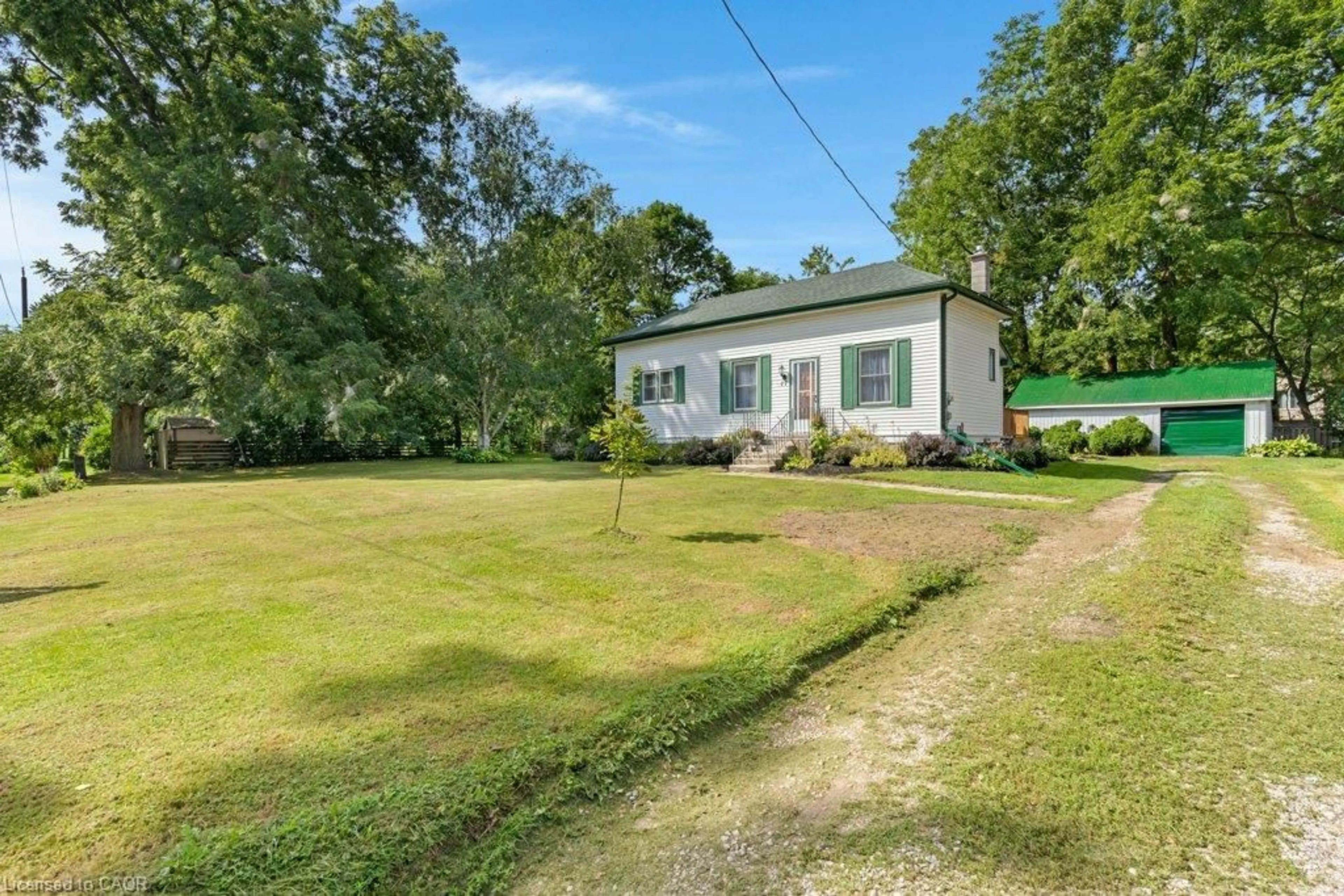 A pic from outside/outdoor area/front of a property/back of a property/a pic from drone, water/lake/river/ocean view for 17 Queen St, North Dumfries Ontario N0B 1L0
