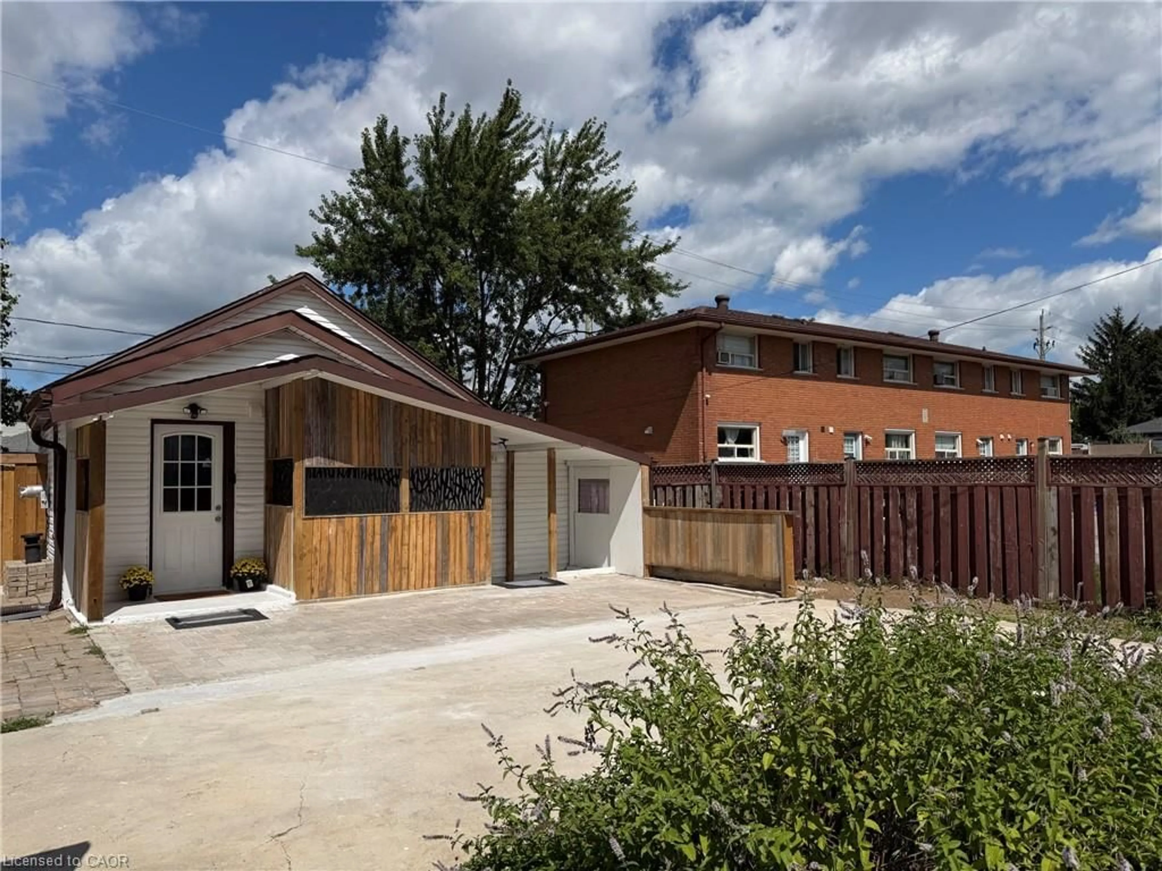 A pic from outside/outdoor area/front of a property/back of a property/a pic from drone, street for 76 Avenue Rd, Cambridge Ontario N1R 1C1