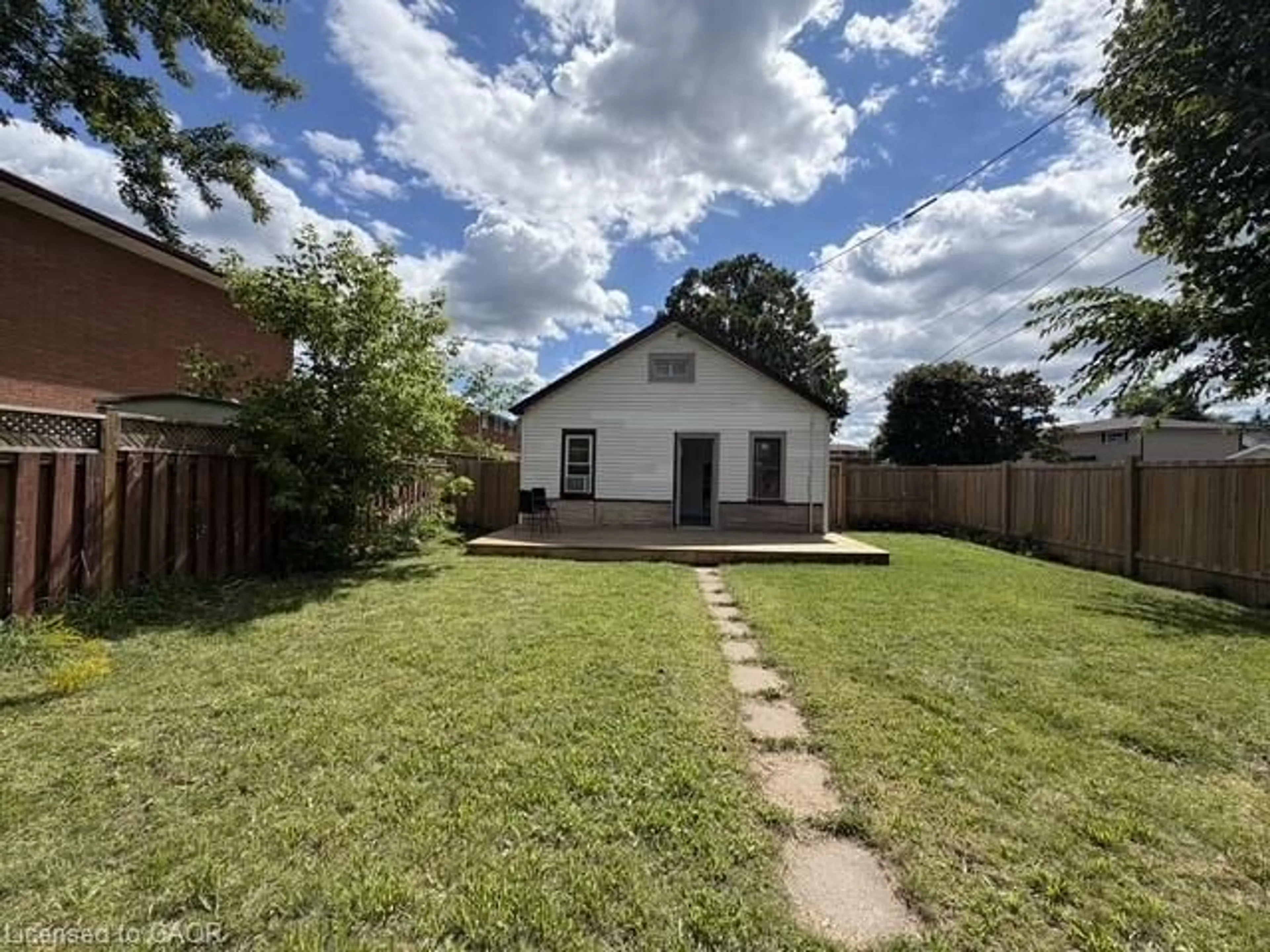 A pic from outside/outdoor area/front of a property/back of a property/a pic from drone, street for 76 Avenue Rd, Cambridge Ontario N1R 1C1