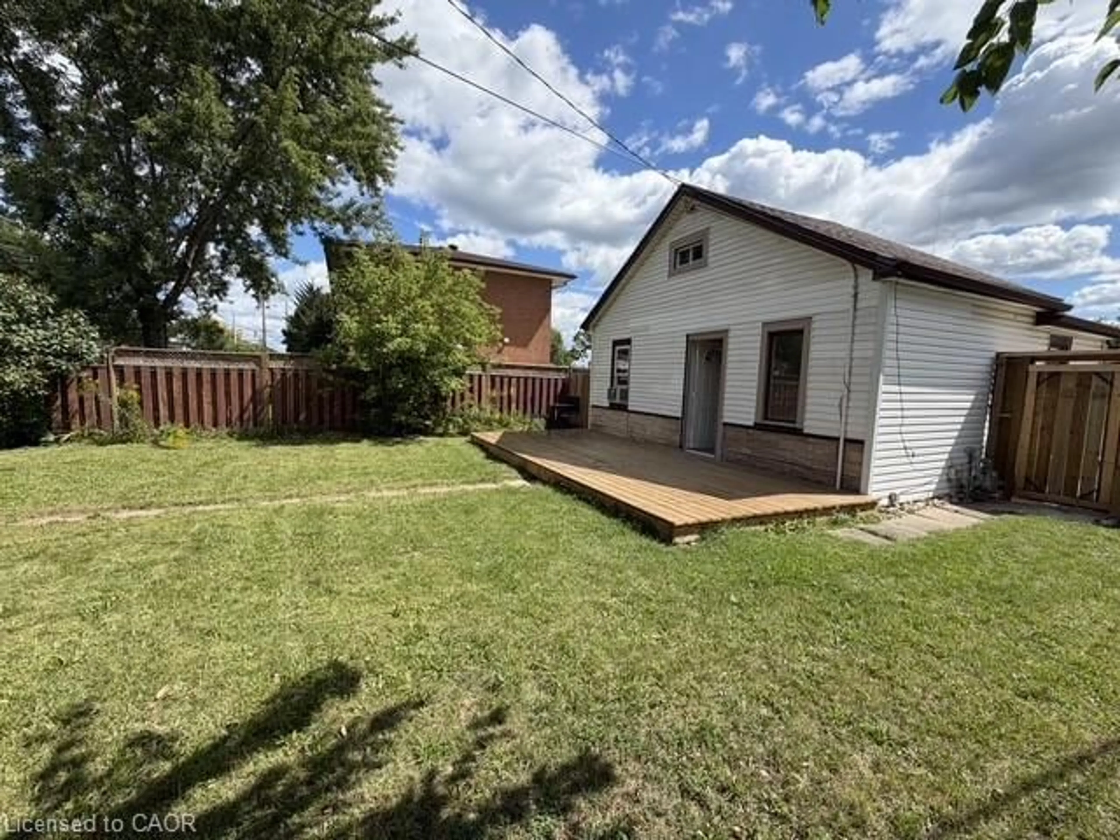 A pic from outside/outdoor area/front of a property/back of a property/a pic from drone, street for 76 Avenue Rd, Cambridge Ontario N1R 1C1