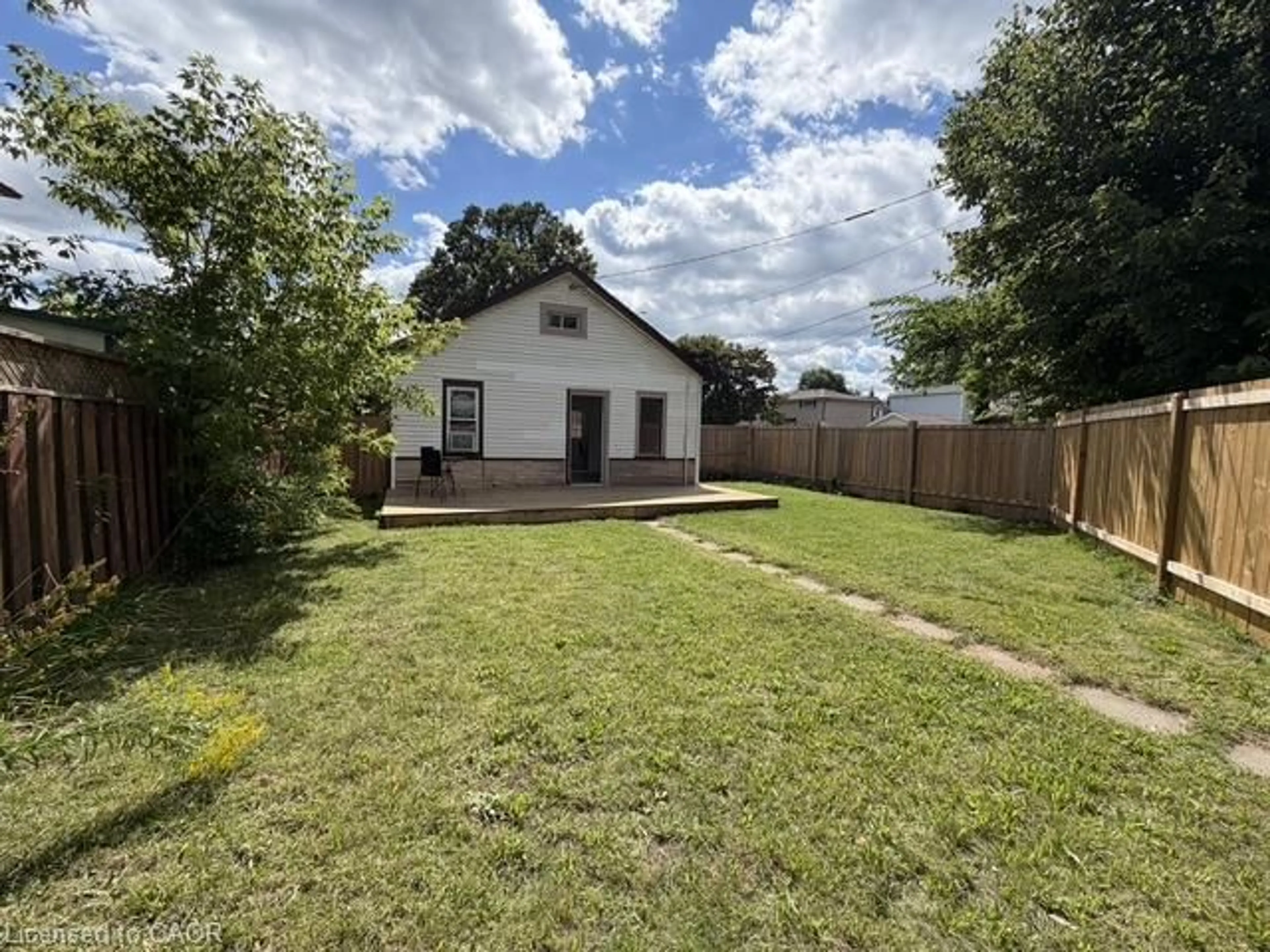 A pic from outside/outdoor area/front of a property/back of a property/a pic from drone, street for 76 Avenue Rd, Cambridge Ontario N1R 1C1