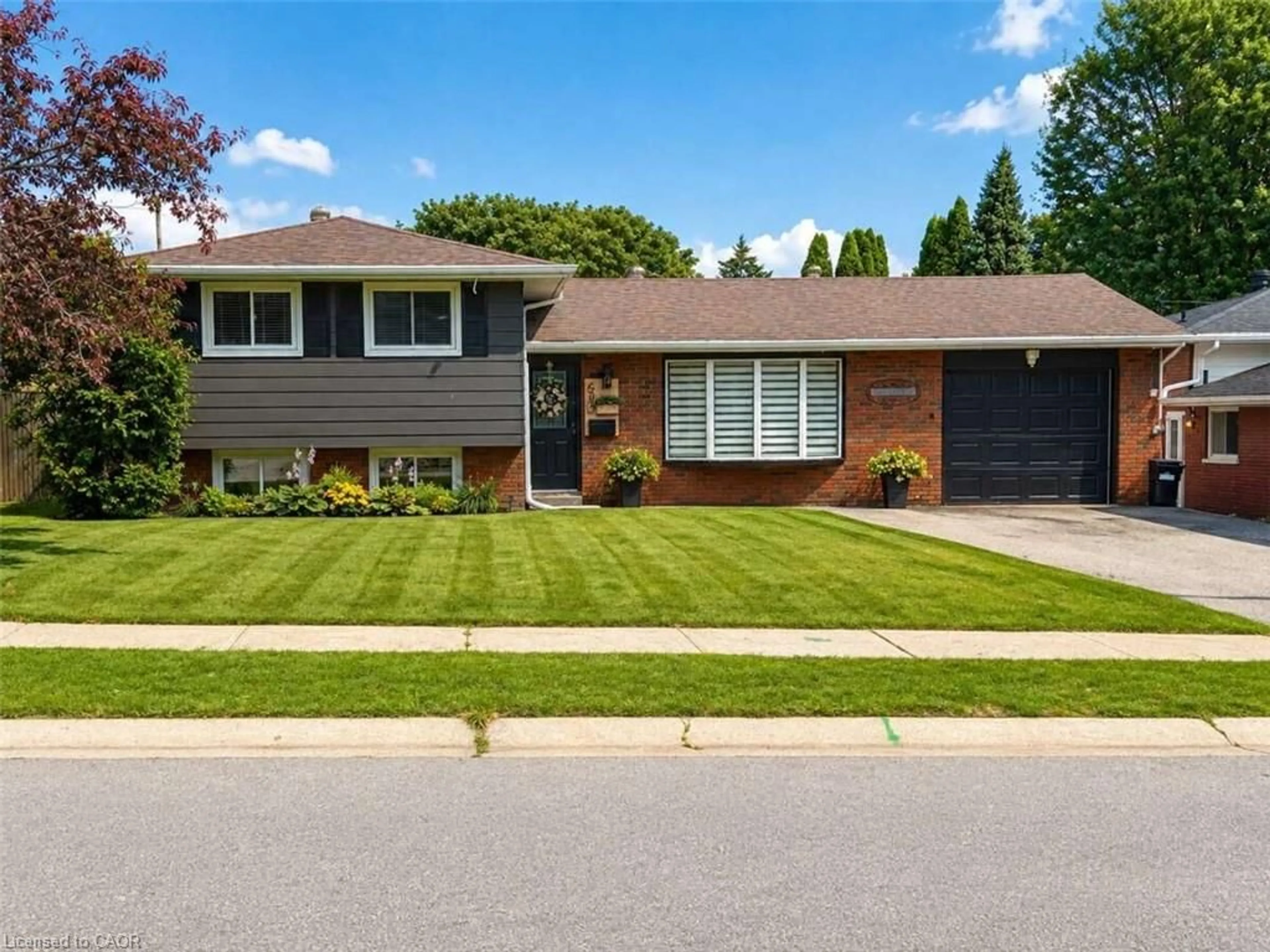 Home with vinyl exterior material, street for 630 Manly St, Midland Ontario L4R 3G5