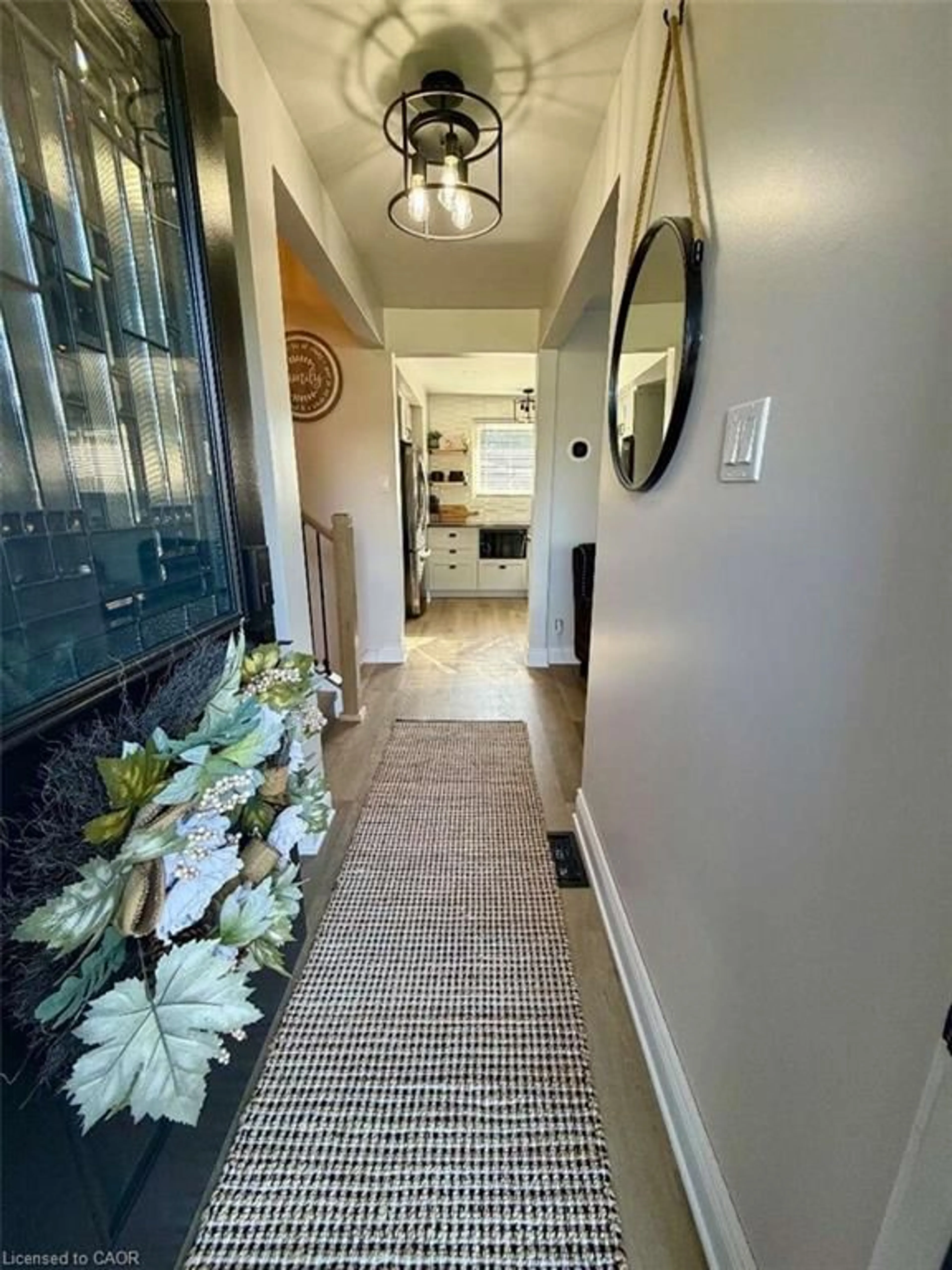 Indoor entryway for 630 Manly St, Midland Ontario L4R 3G5
