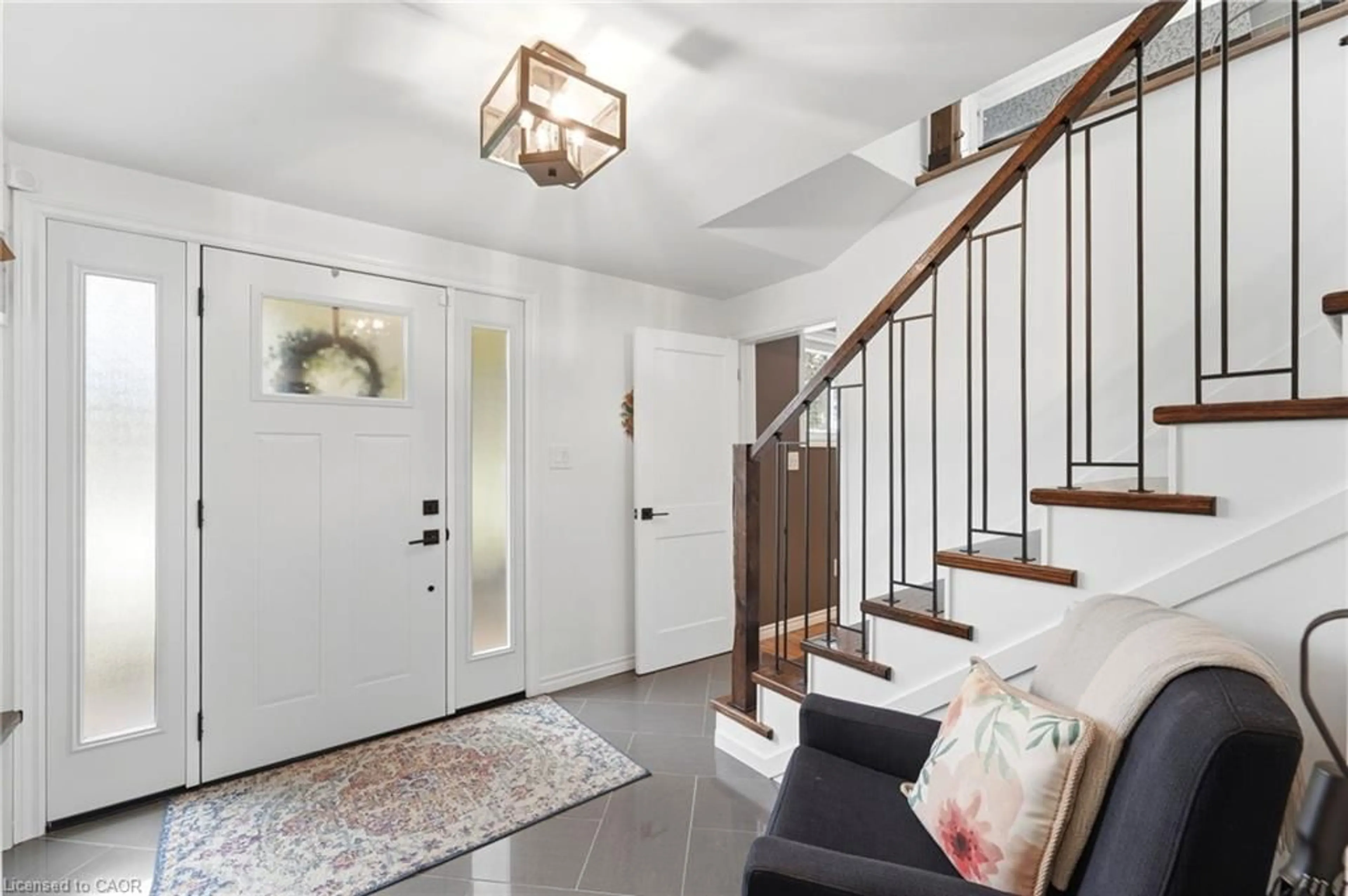 Indoor entryway for 177 Lower Horning Rd, Hamilton Ontario L8S 3H1