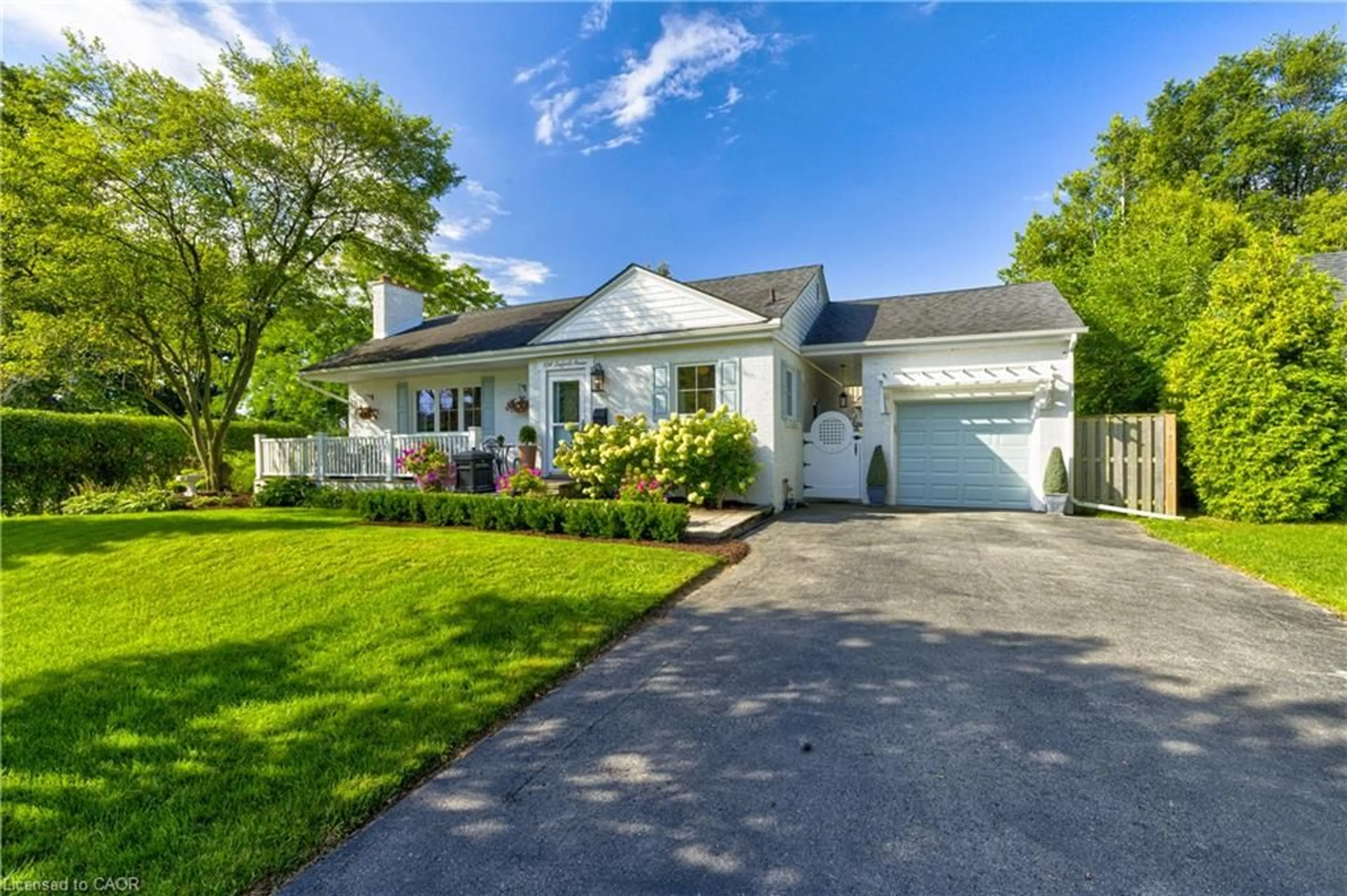 Home with vinyl exterior material, street for 934 Danforth Ave, Burlington Ontario L7T 1S8