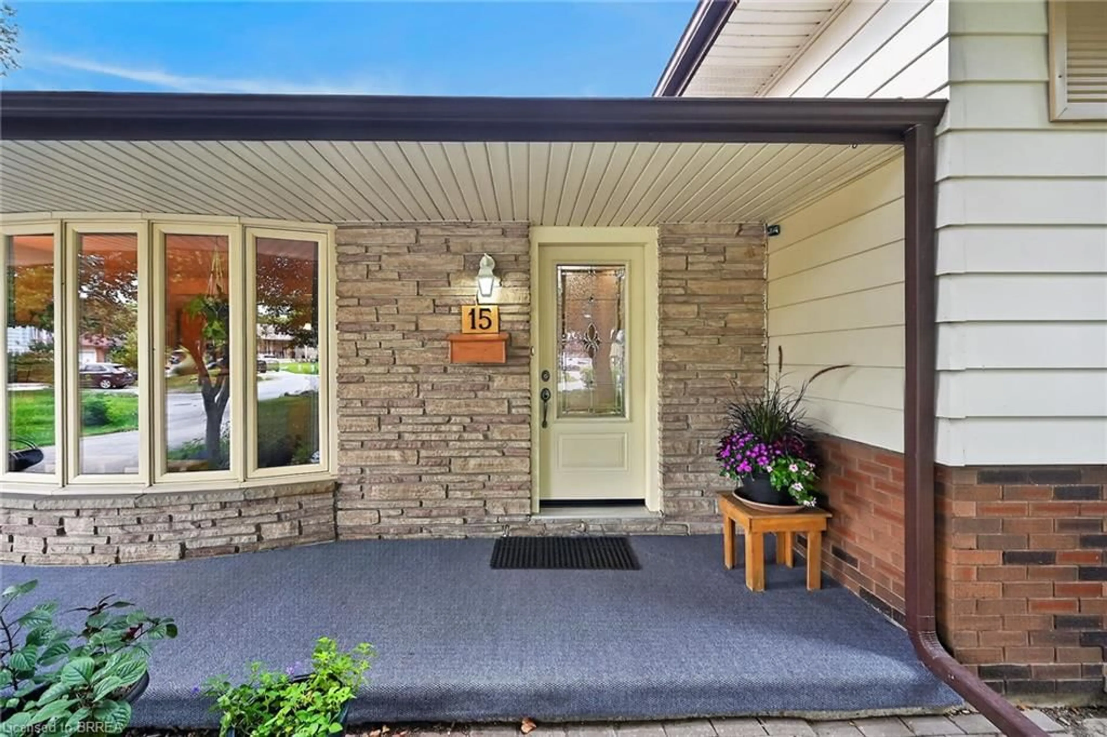 Indoor entryway for 15 Canary Dr, Brantford Ontario N3R 6G2