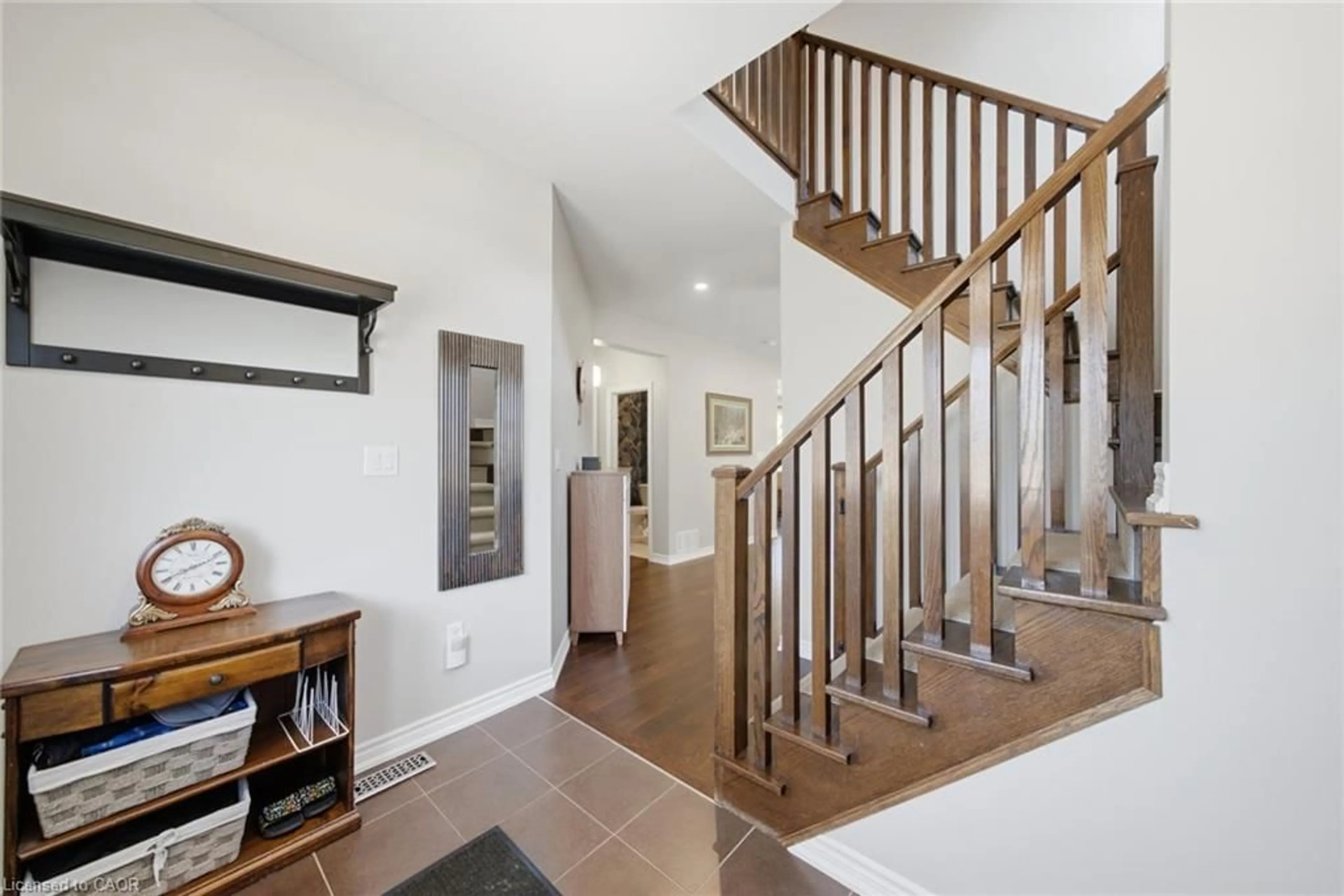 Indoor entryway for 401 Valridge Dr, Ancaster Ontario L9G 0B2