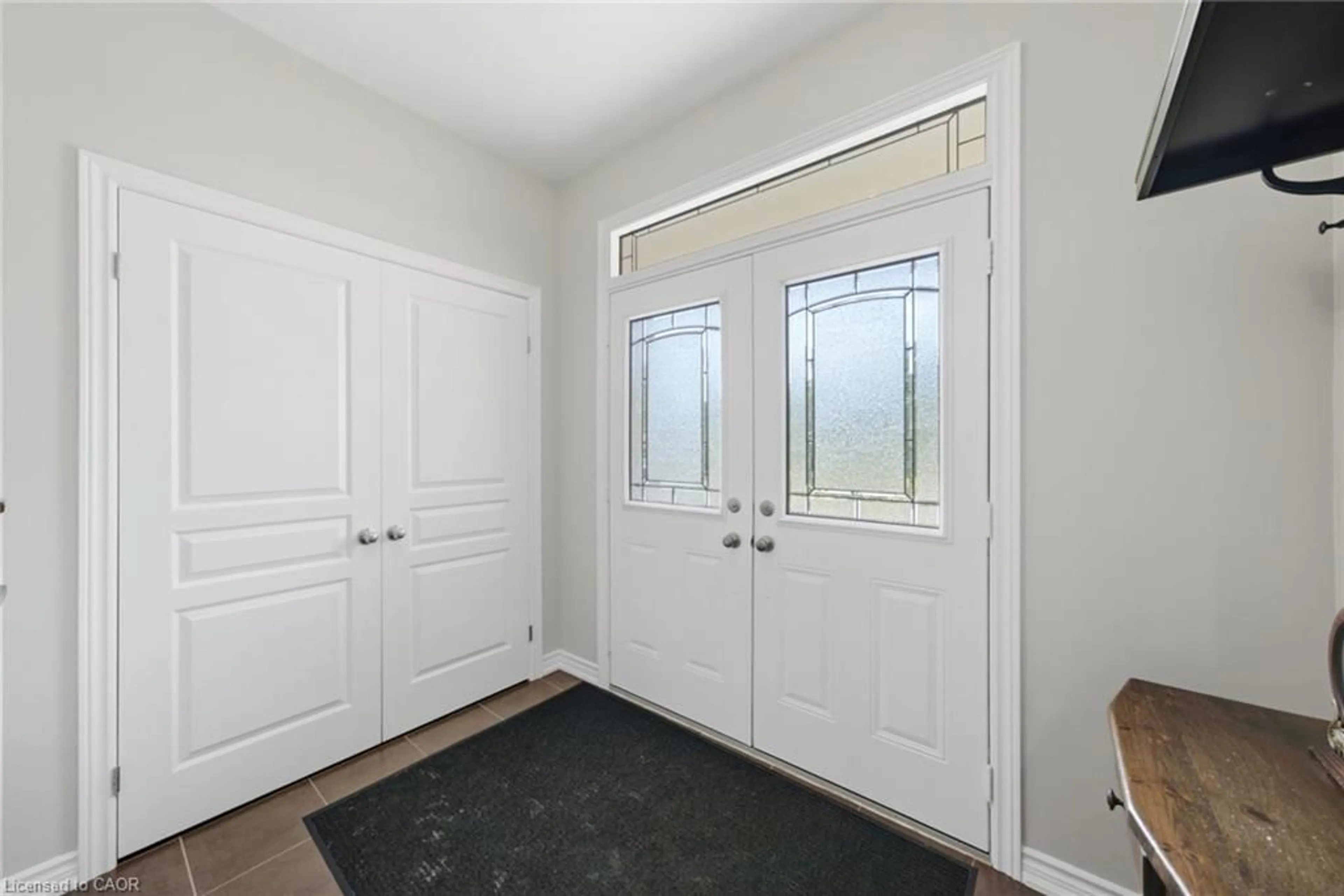 Indoor entryway for 401 Valridge Dr, Ancaster Ontario L9G 0B2