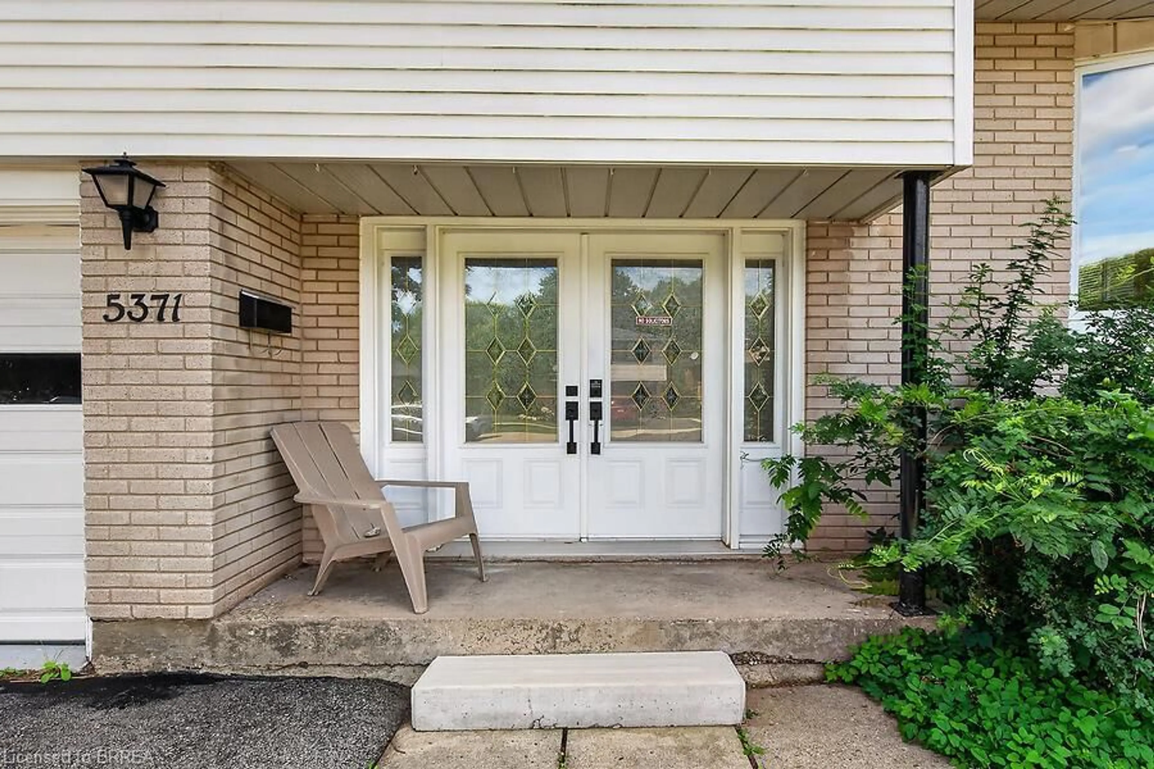 Indoor entryway for 5371 Riverside Dr, Burlington Ontario L7L 3X9