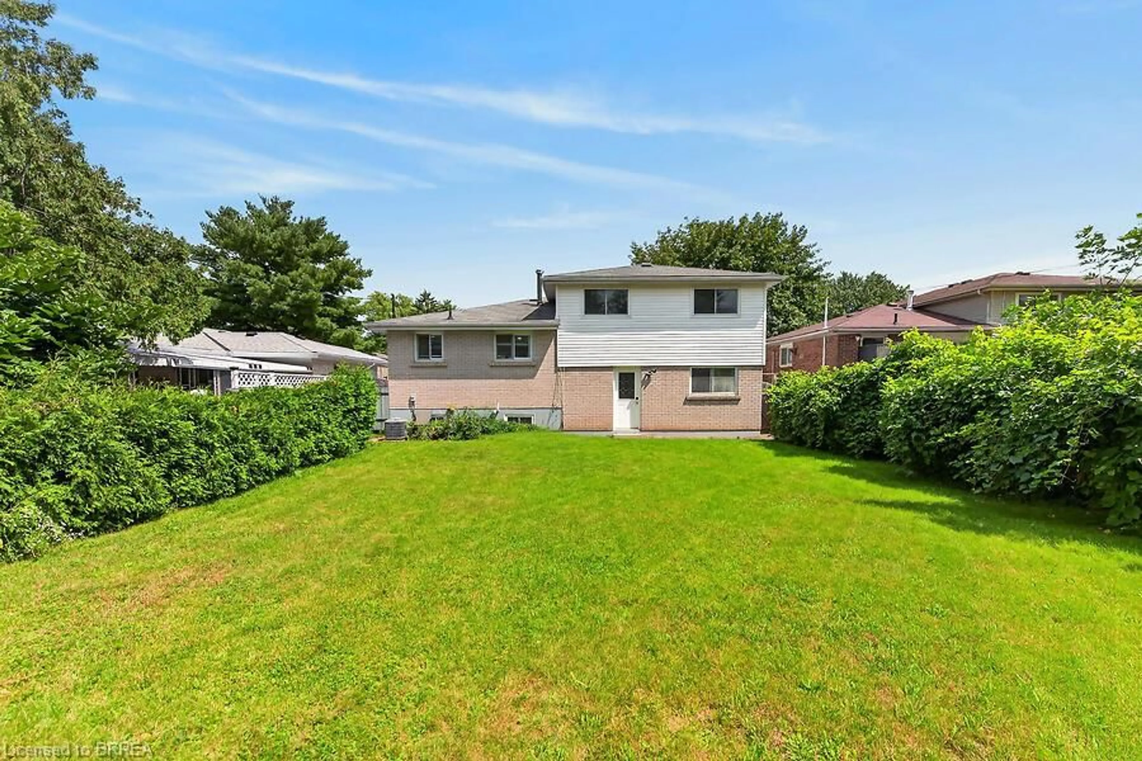 A pic from outside/outdoor area/front of a property/back of a property/a pic from drone, street for 5371 Riverside Dr, Burlington Ontario L7L 3X9
