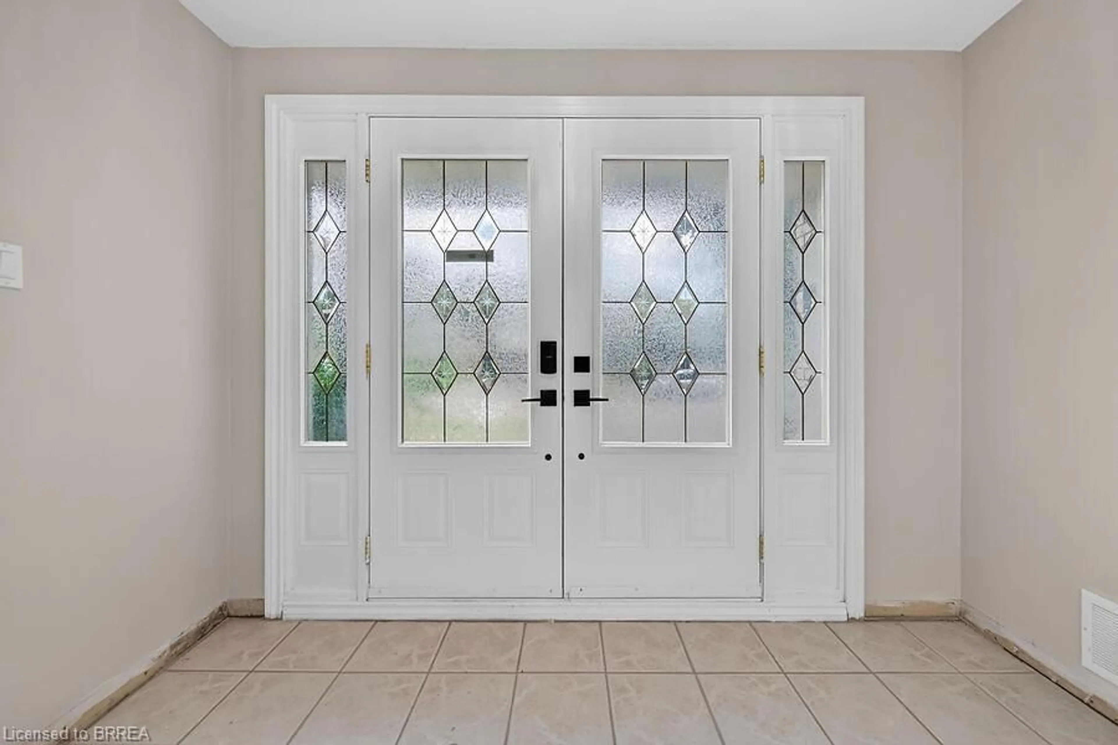 Indoor entryway for 5371 Riverside Dr, Burlington Ontario L7L 3X9