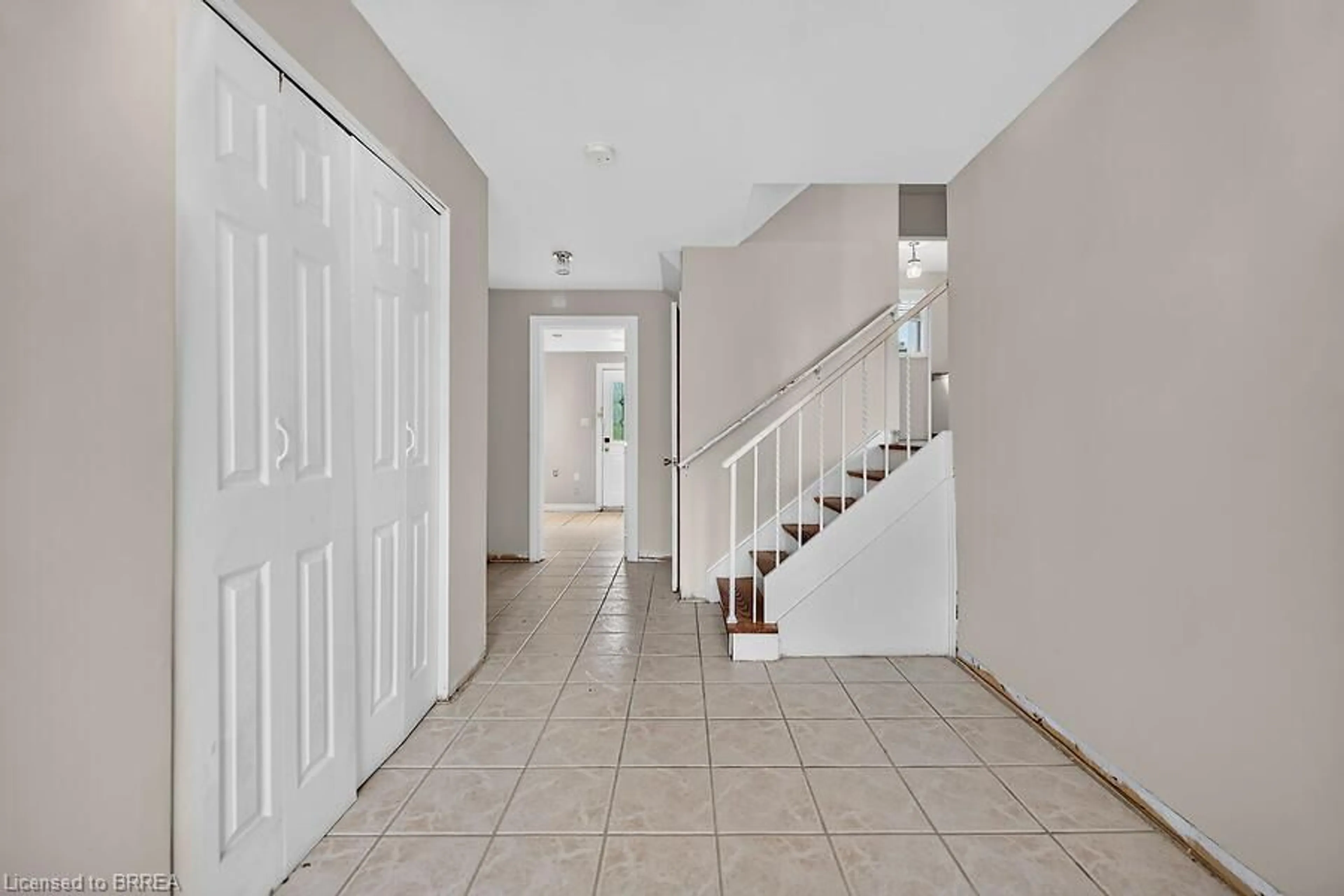Indoor entryway for 5371 Riverside Dr, Burlington Ontario L7L 3X9