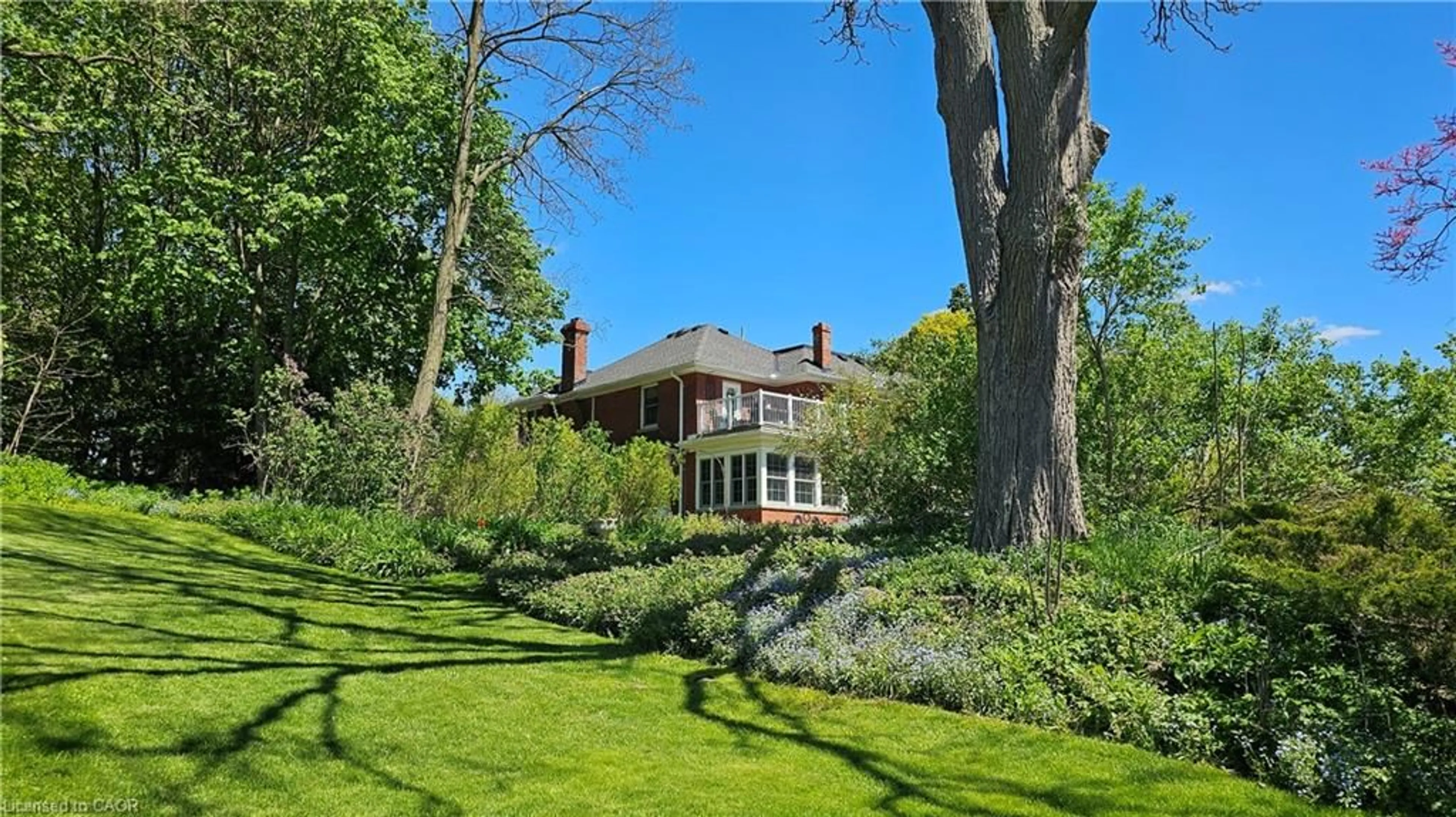 A pic from outside/outdoor area/front of a property/back of a property/a pic from drone, unknown for 286 Union St, Simcoe Ontario N3Y 2B8