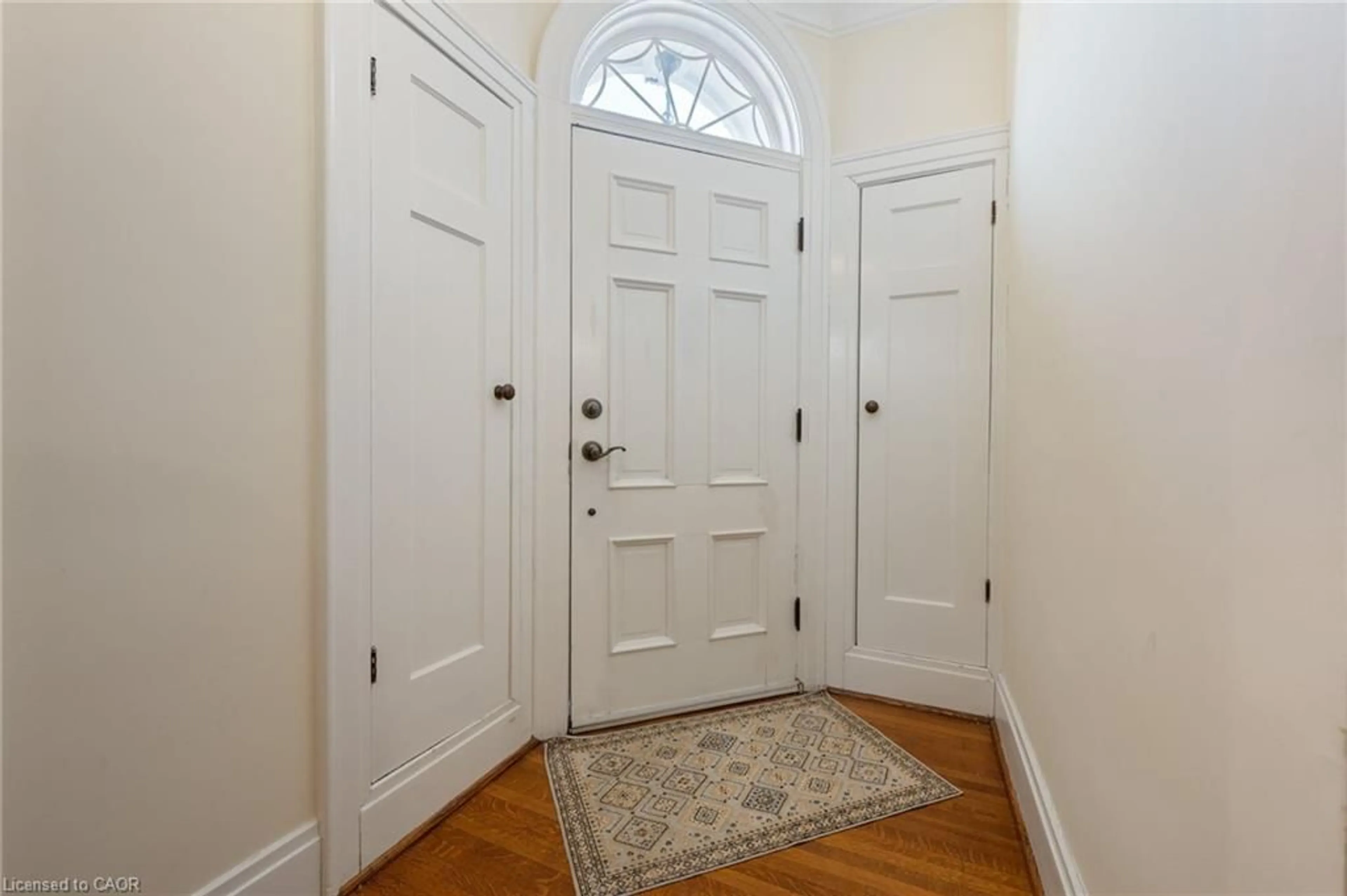 Indoor entryway for 286 Union St, Simcoe Ontario N3Y 2B8