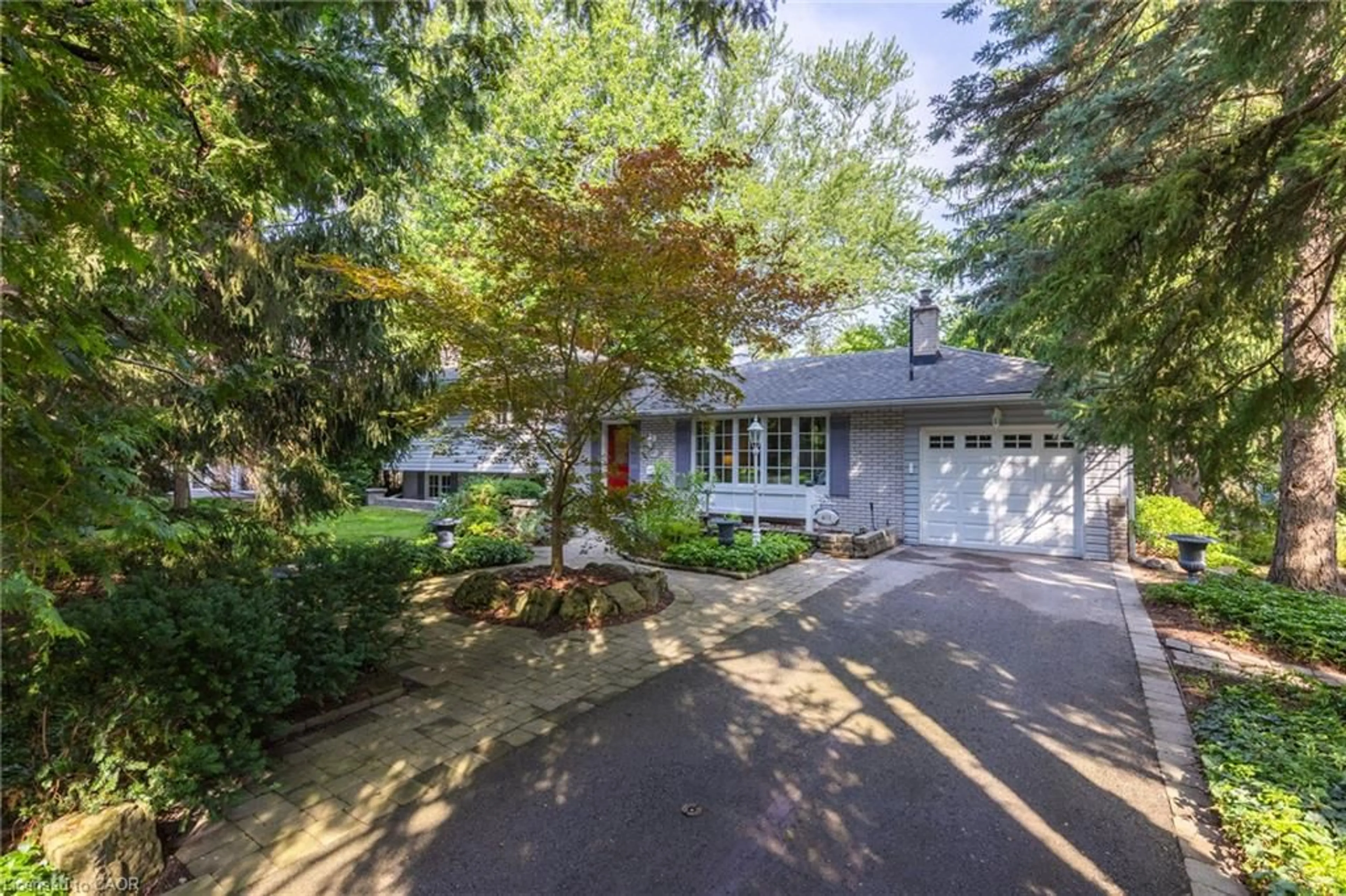 A pic from outside/outdoor area/front of a property/back of a property/a pic from drone, street for 401 Cairncroft Rd, Oakville Ontario L6J 4M8