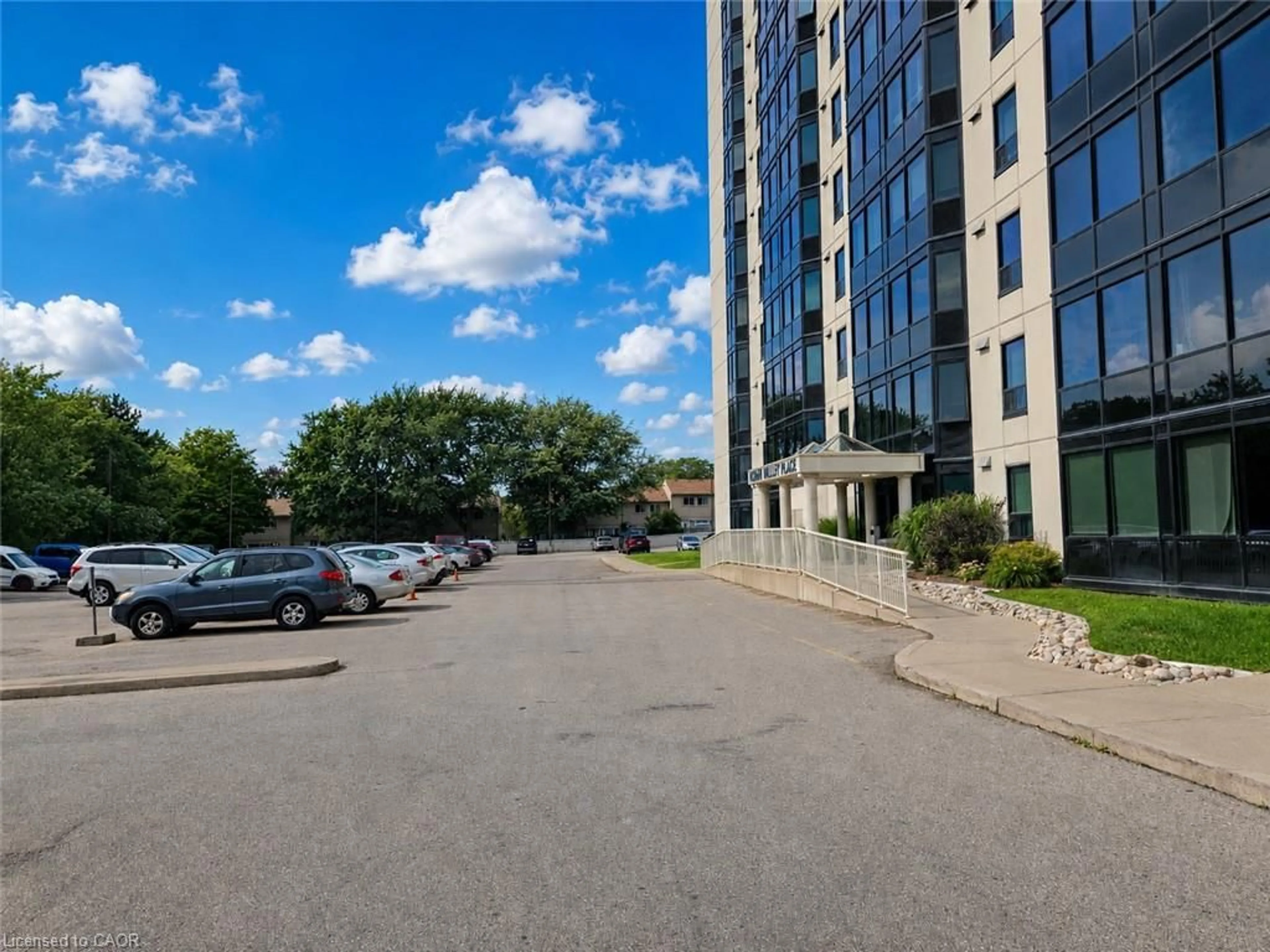 A pic from outside/outdoor area/front of a property/back of a property/a pic from drone, unknown for 35 Green Valley Dr #1511, Kitchener Ontario N2P 2A5