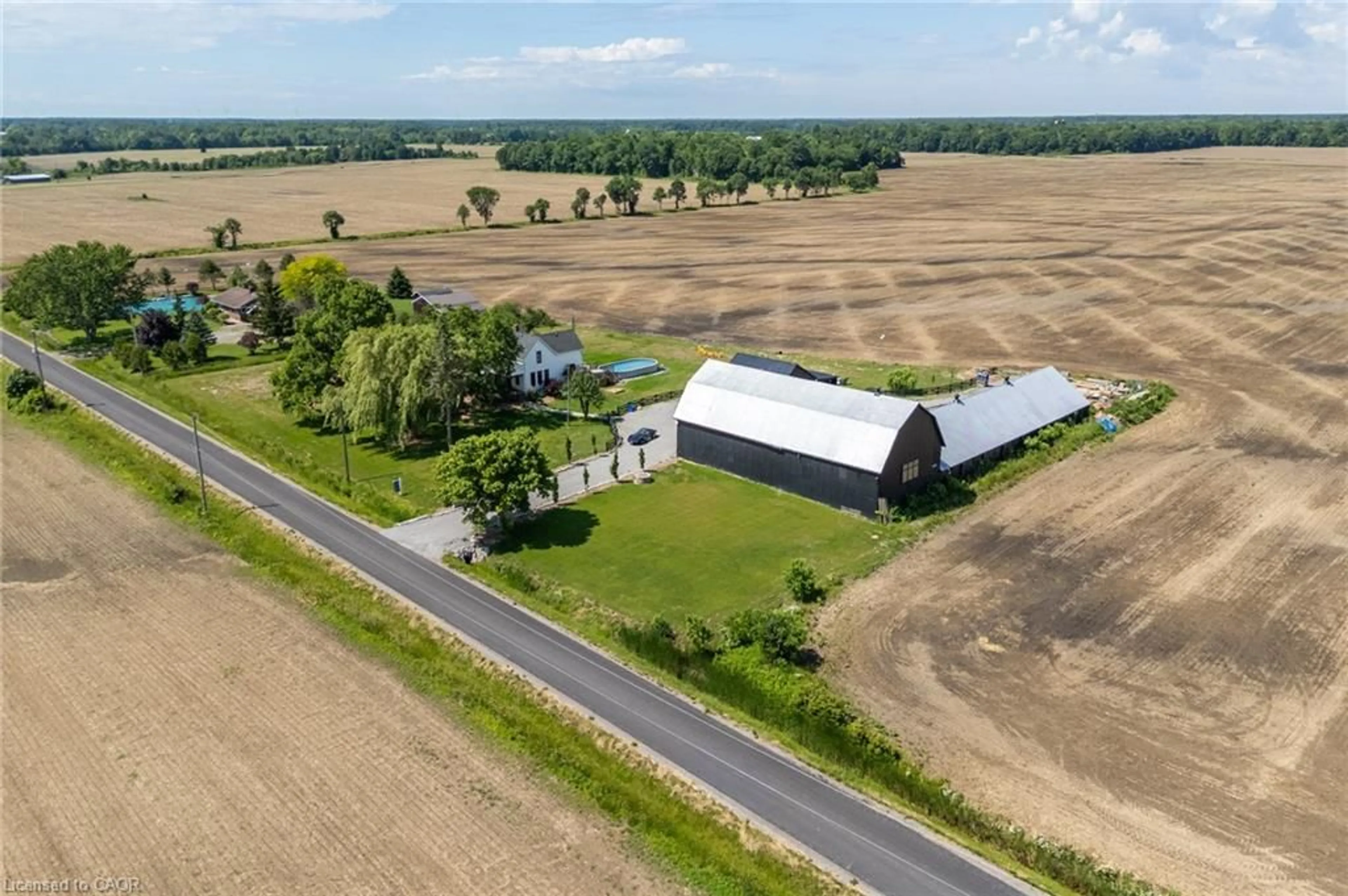 A pic from outside/outdoor area/front of a property/back of a property/a pic from drone, building for 110 Cream St, Fenwick Ontario L0S 1C0