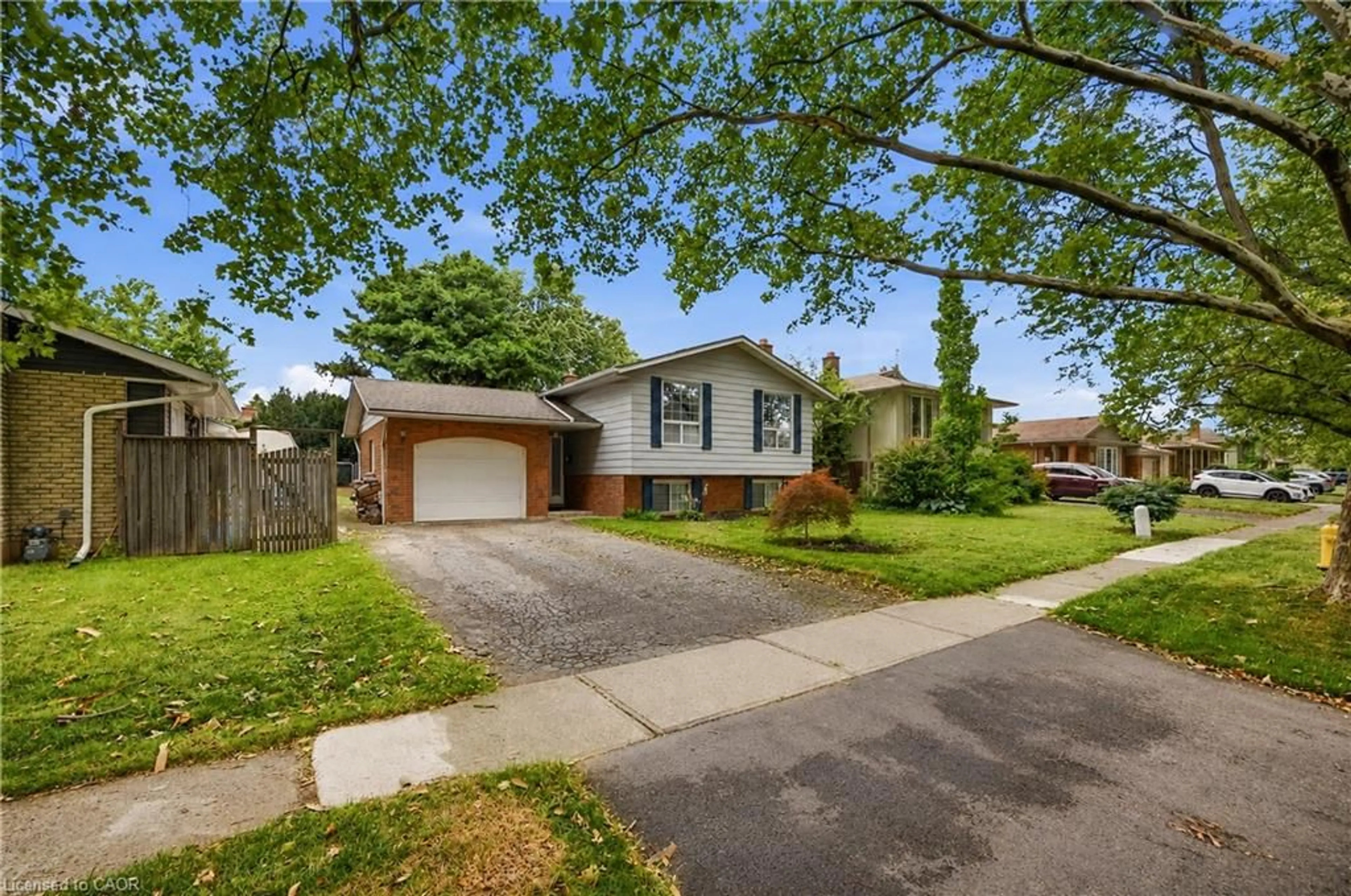 Home with vinyl exterior material, street for 11 Kimbermount Dr, St. Catharines Ontario L2N 5V7