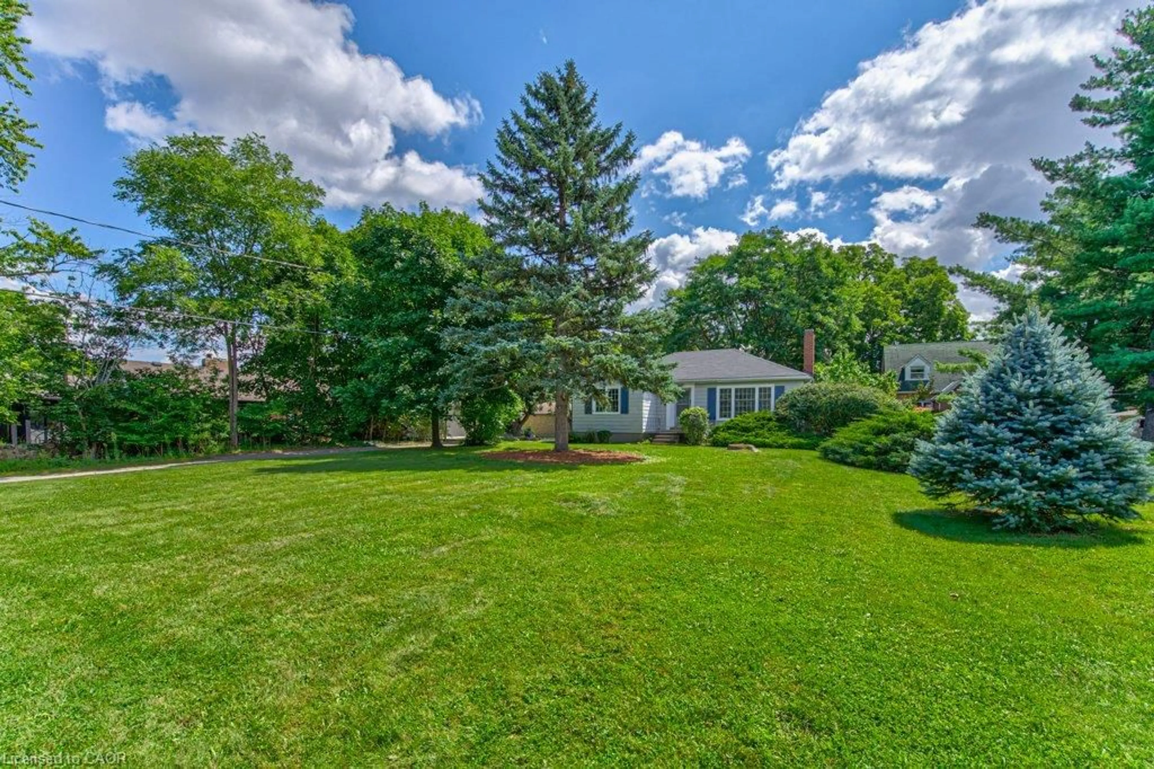 A pic from outside/outdoor area/front of a property/back of a property/a pic from drone, unknown for 321 Highland Pk, Cambridge Ontario N3H 3H8