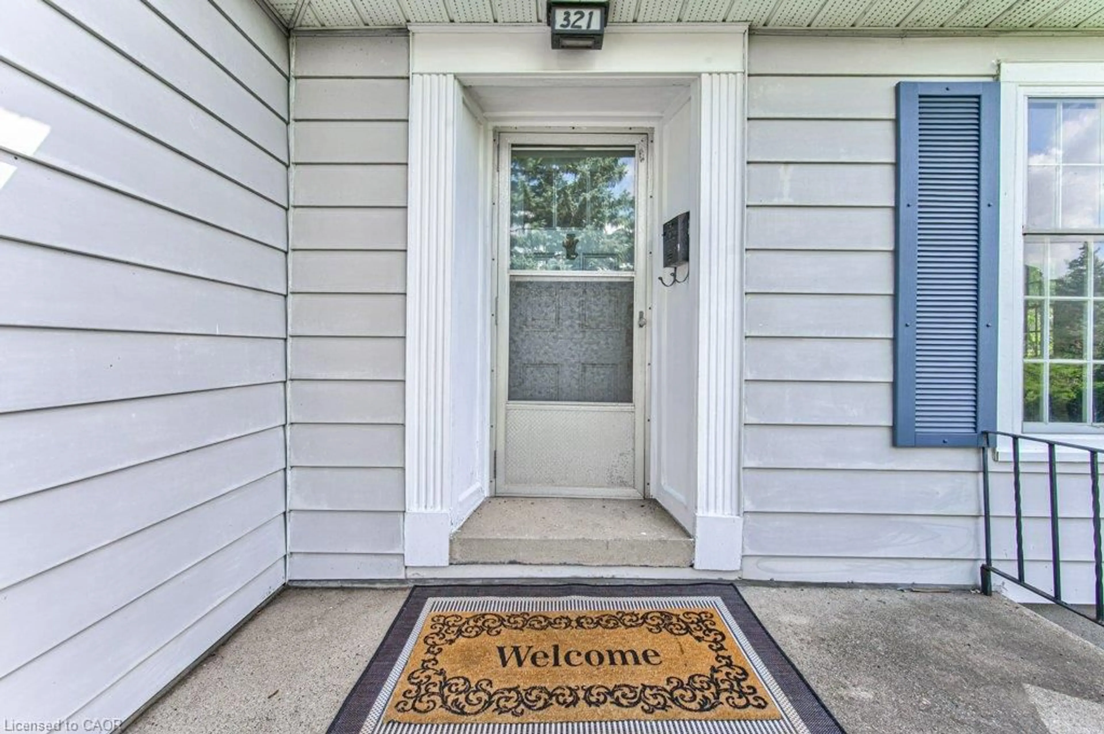 Indoor entryway for 321 Highland Pk, Cambridge Ontario N3H 3H8