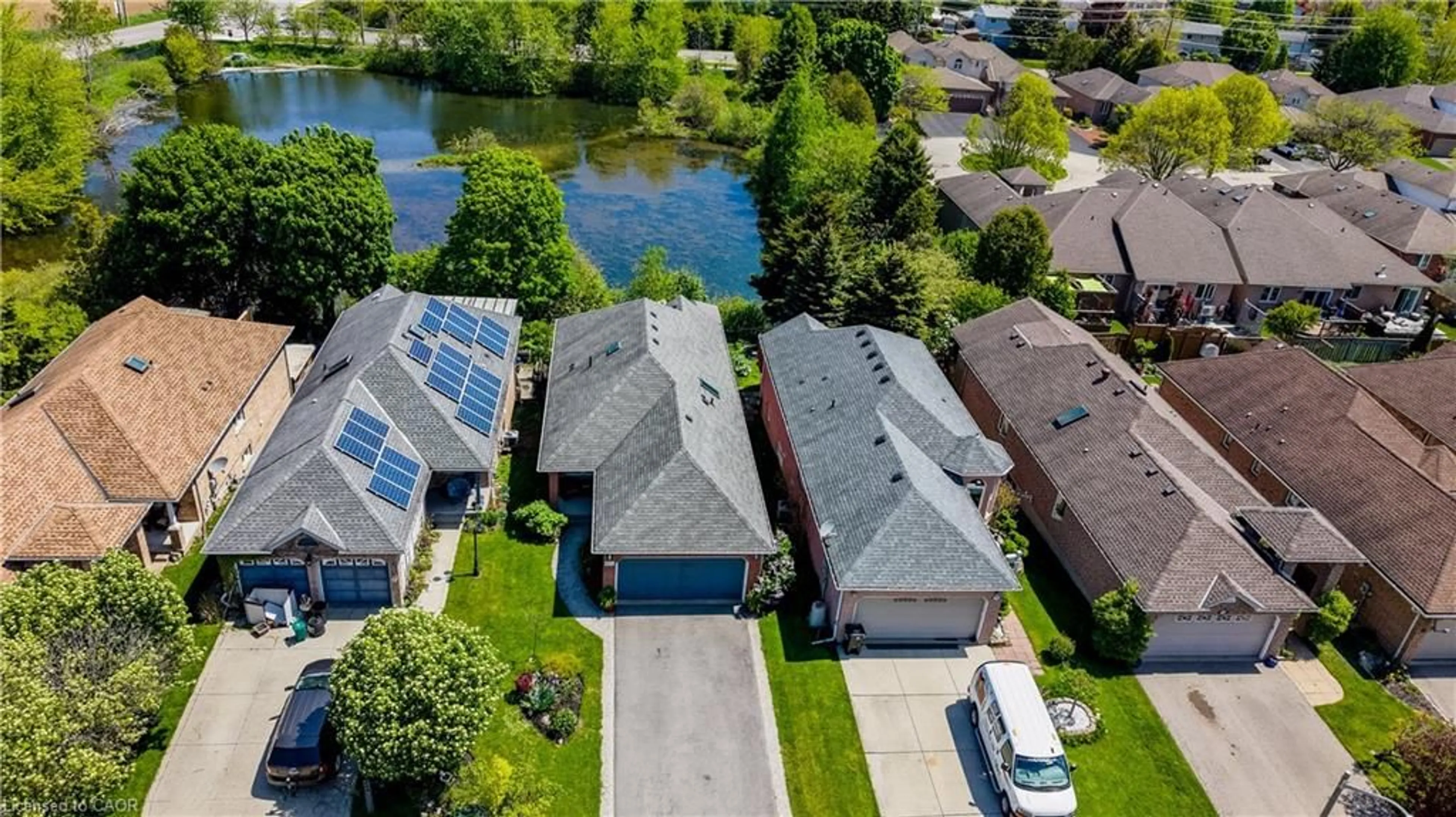 A pic from outside/outdoor area/front of a property/back of a property/a pic from drone, water/lake/river/ocean view for 442 Sandbanks Cres, Waterloo Ontario N2V 2J1