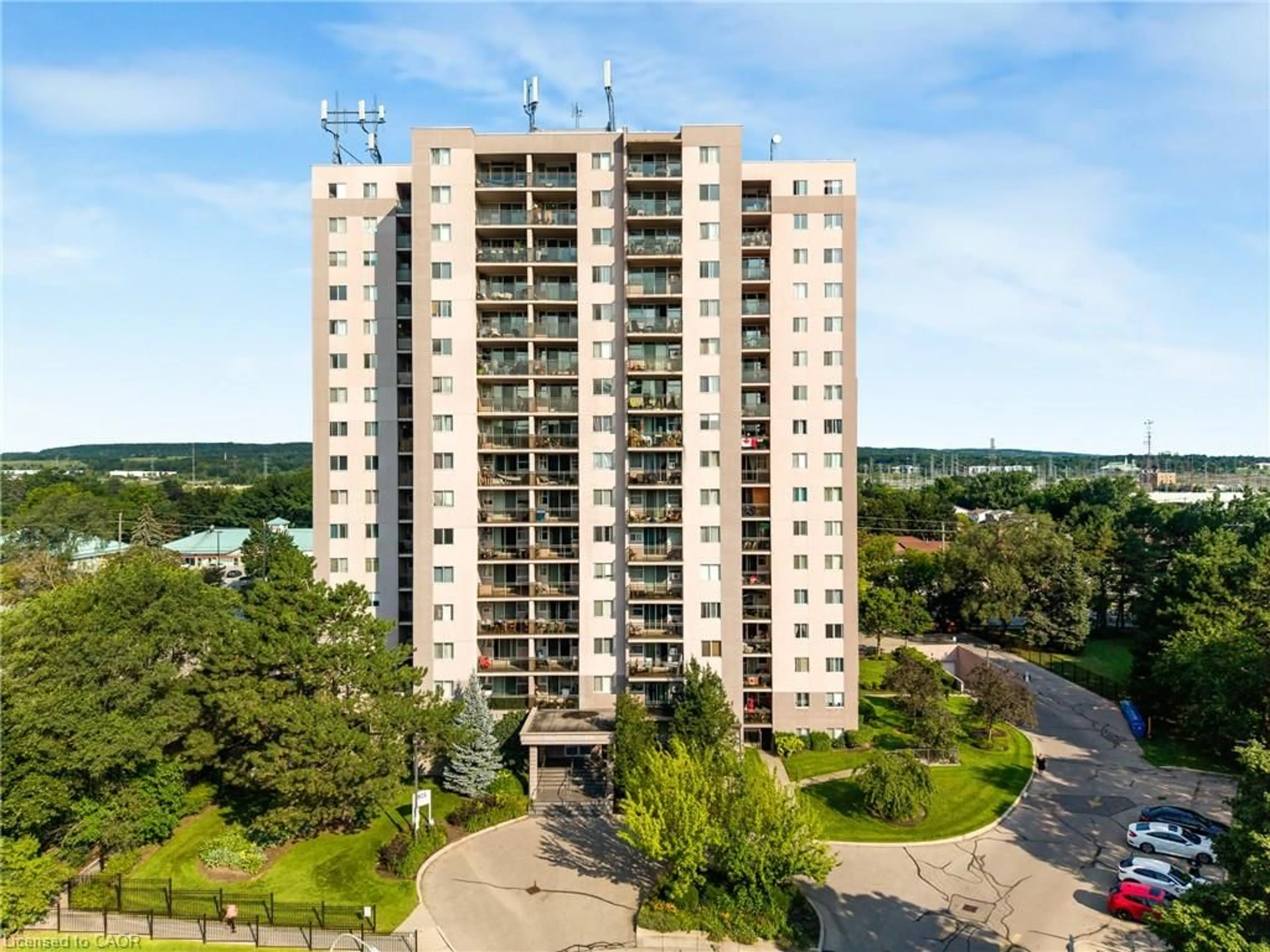 A pic from outside/outdoor area/front of a property/back of a property/a pic from drone, unknown for 975 Warwick Crt #708, Burlington Ontario L7T 3Z7