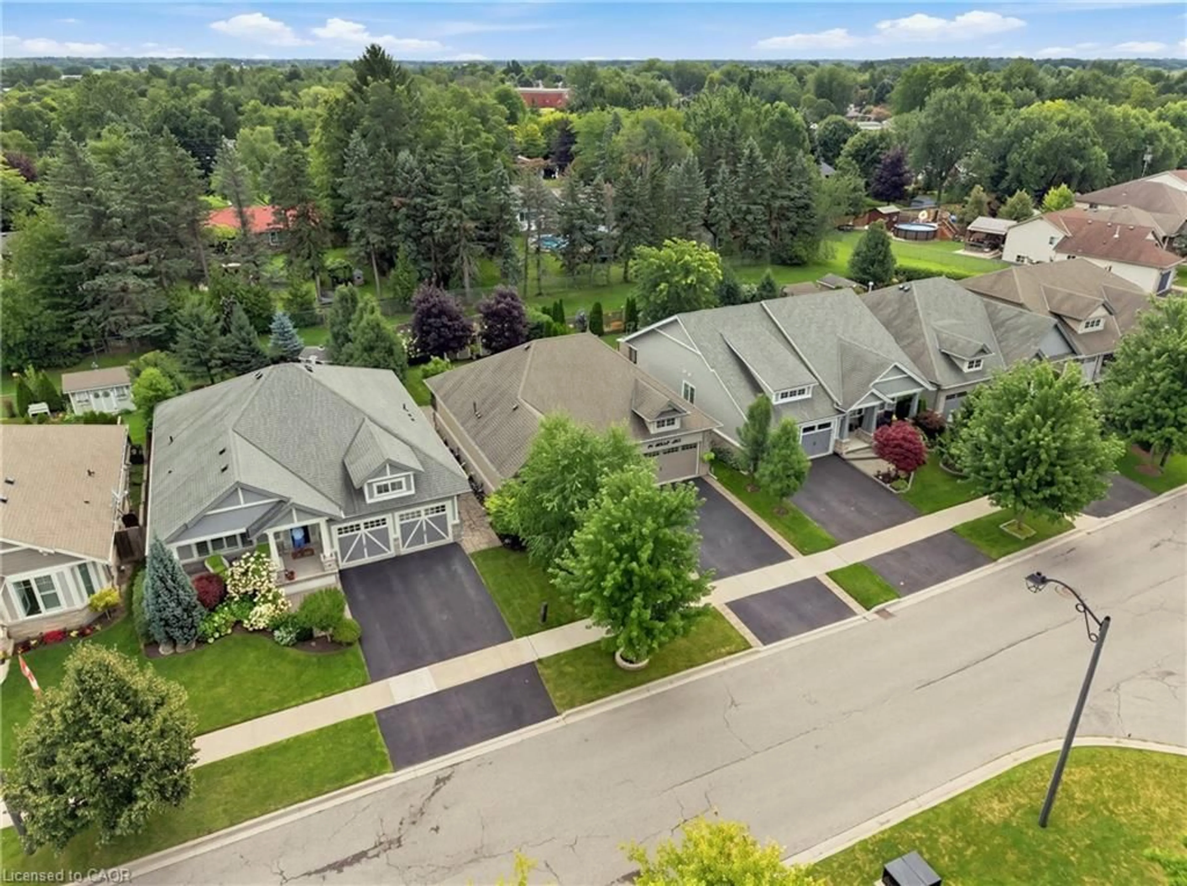 A pic from outside/outdoor area/front of a property/back of a property/a pic from drone, street for 13 Oakdale Blvd, Smithville Ontario L0R 2A0