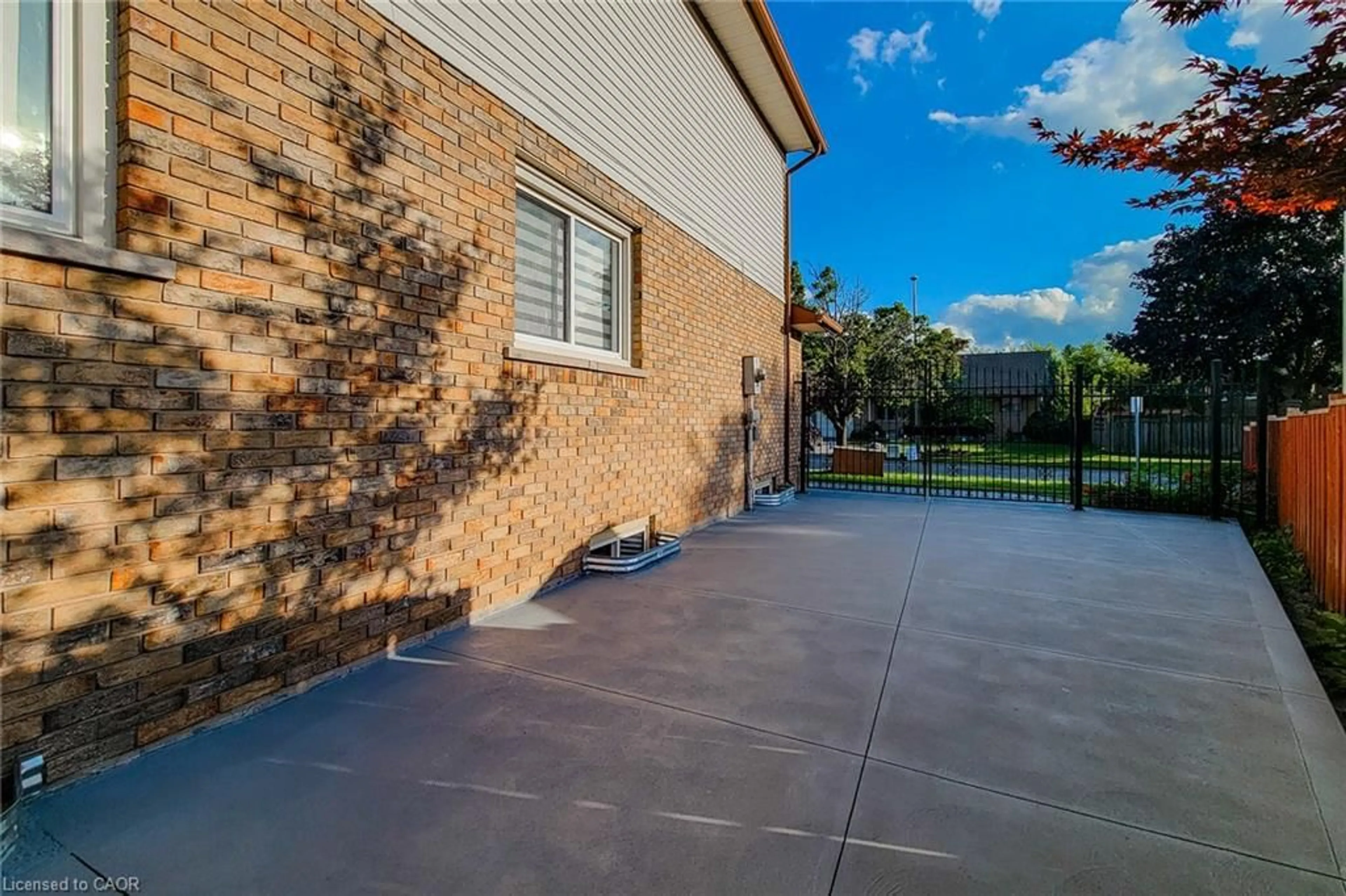 Patio, street for 367 Hemlock Ave, Stoney Creek Ontario L8E 2C9
