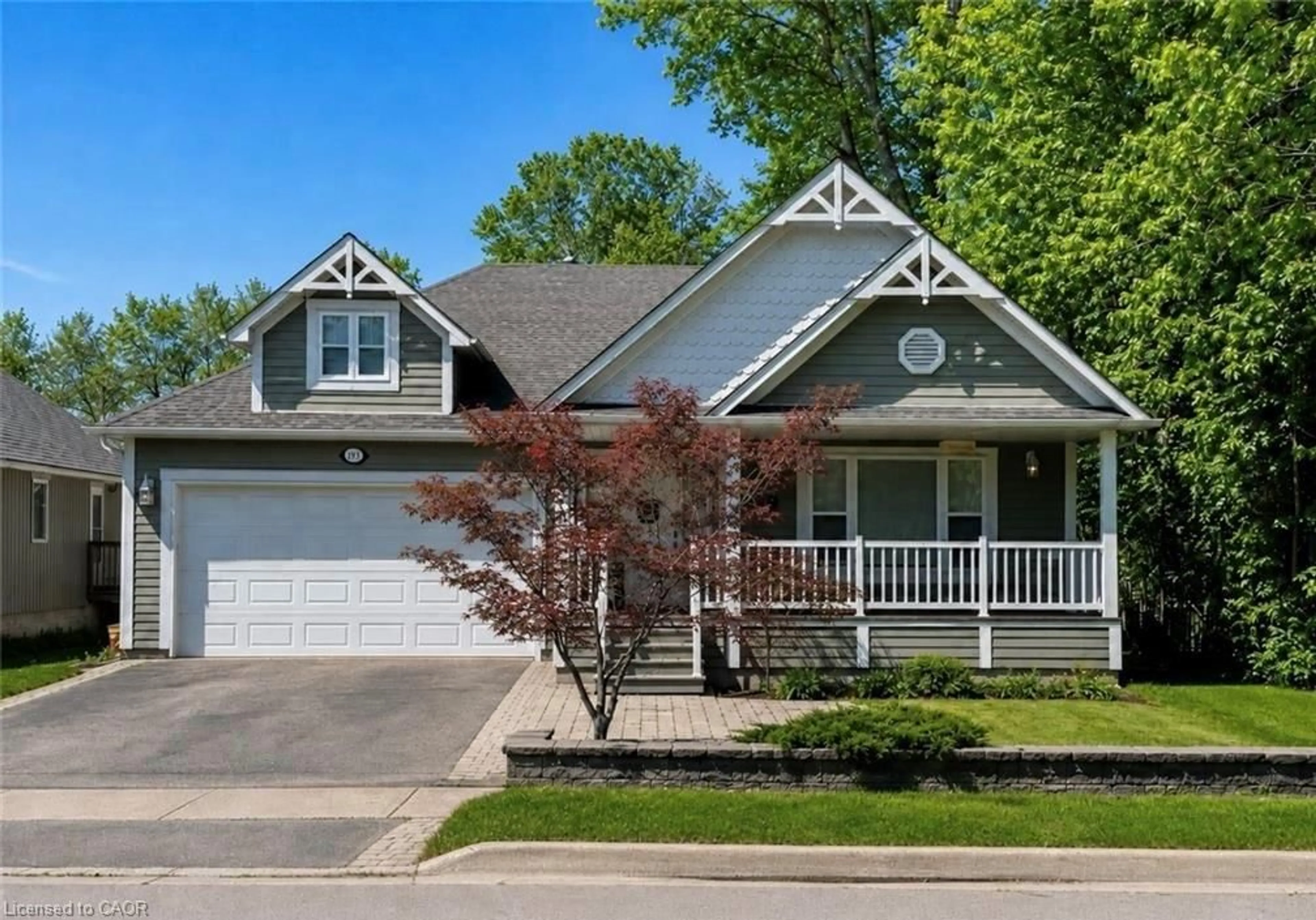 Home with vinyl exterior material, street for 996 Beach Blvd, Hamilton Ontario L8H 6Z4