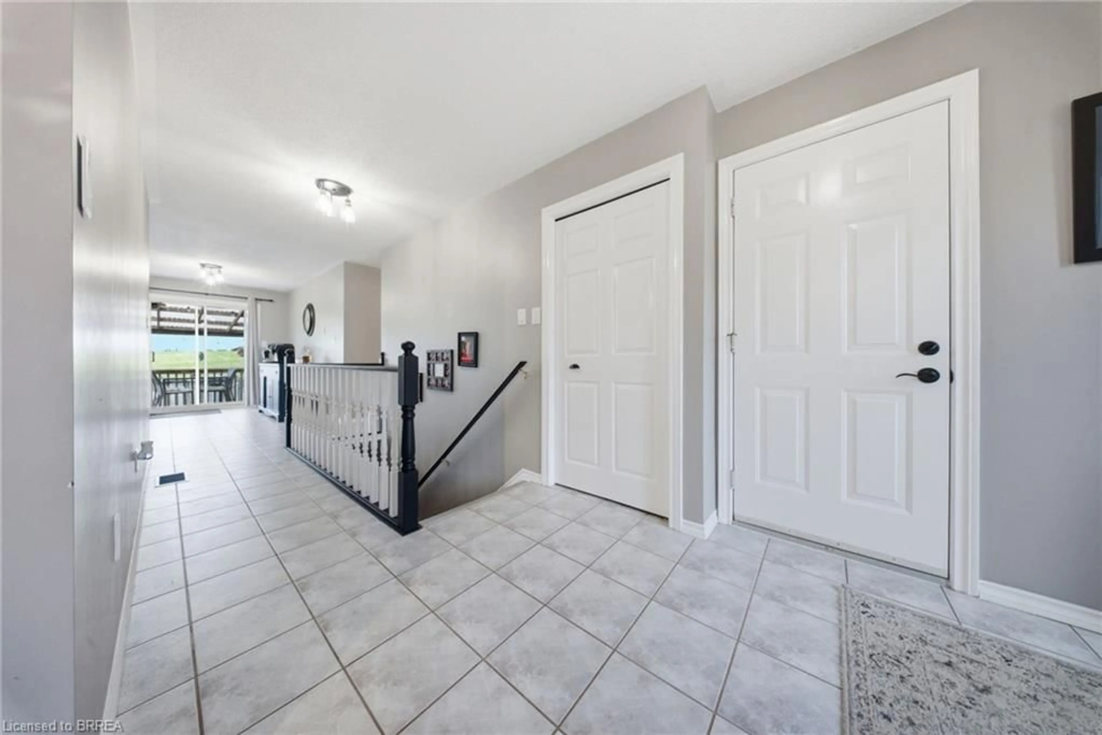 Indoor foyer for 68 Allensgate Dr, Brantford Ontario N3V 1E2