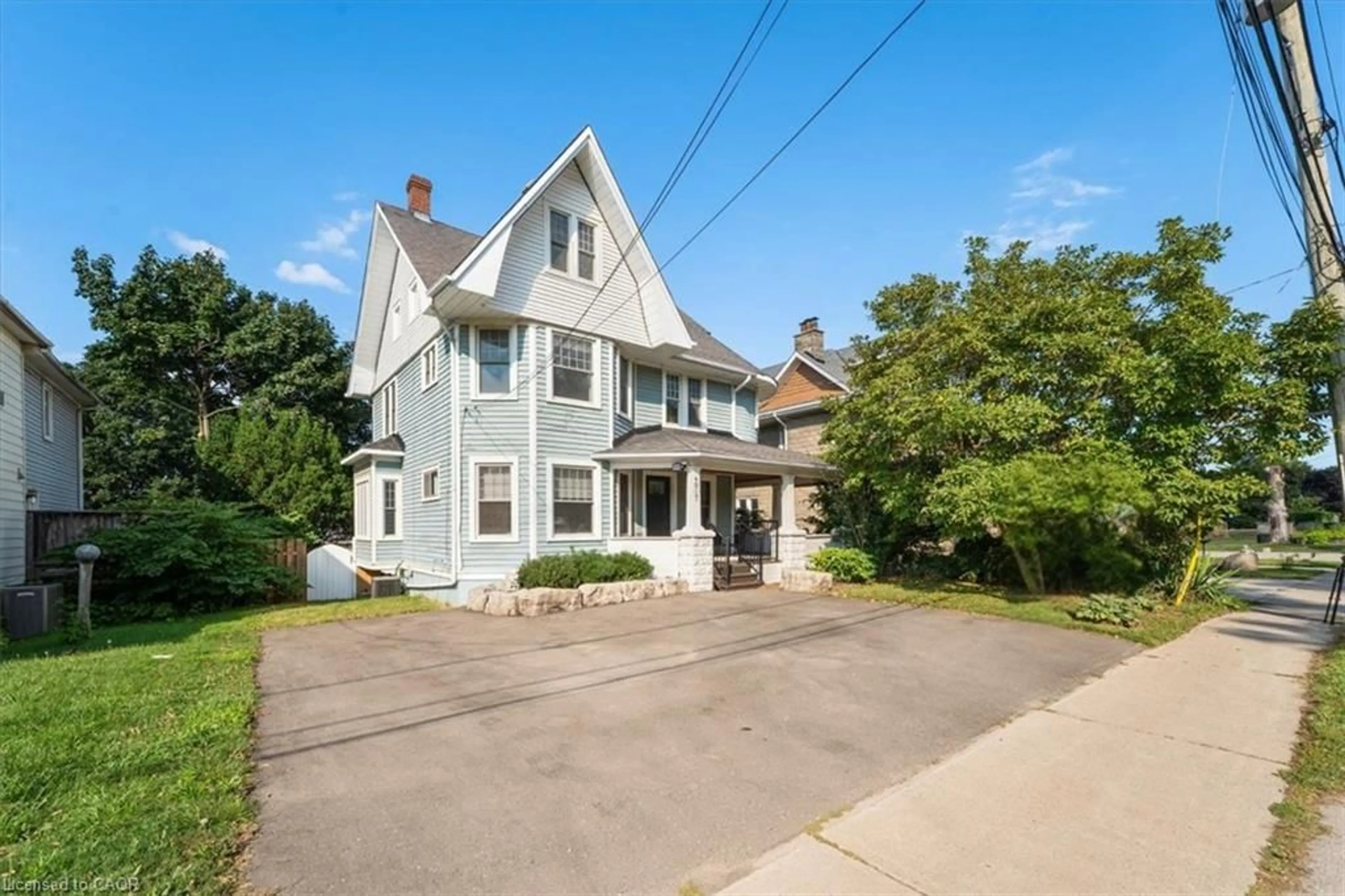 A pic from outside/outdoor area/front of a property/back of a property/a pic from drone, street for 4917 King St, Beamsville Ontario L0R 1B0