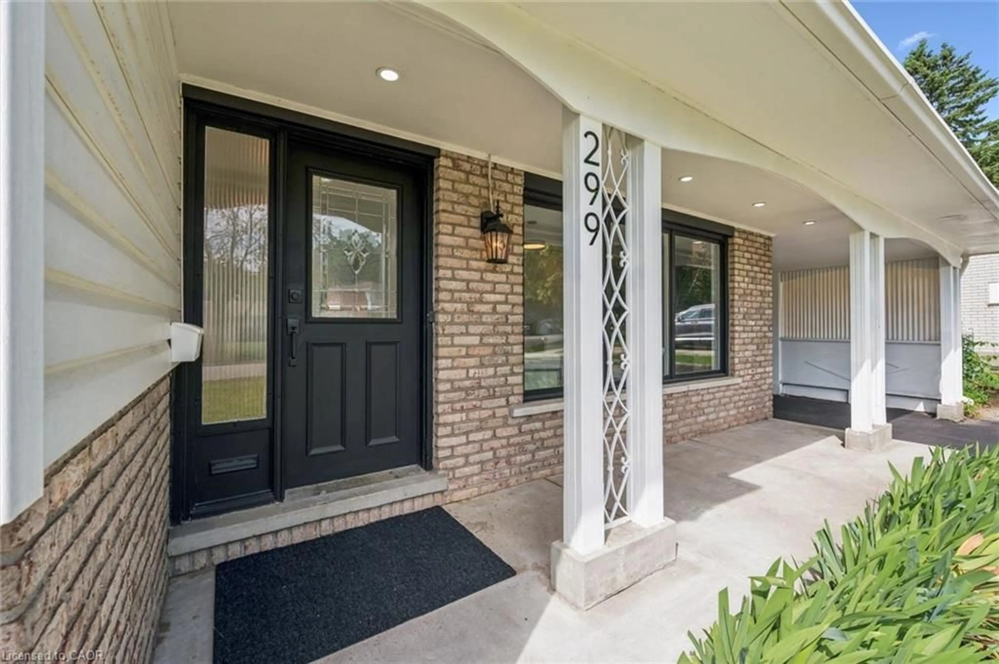 Indoor entryway for 299 Dale Cres, Waterloo Ontario N2J 3Y4