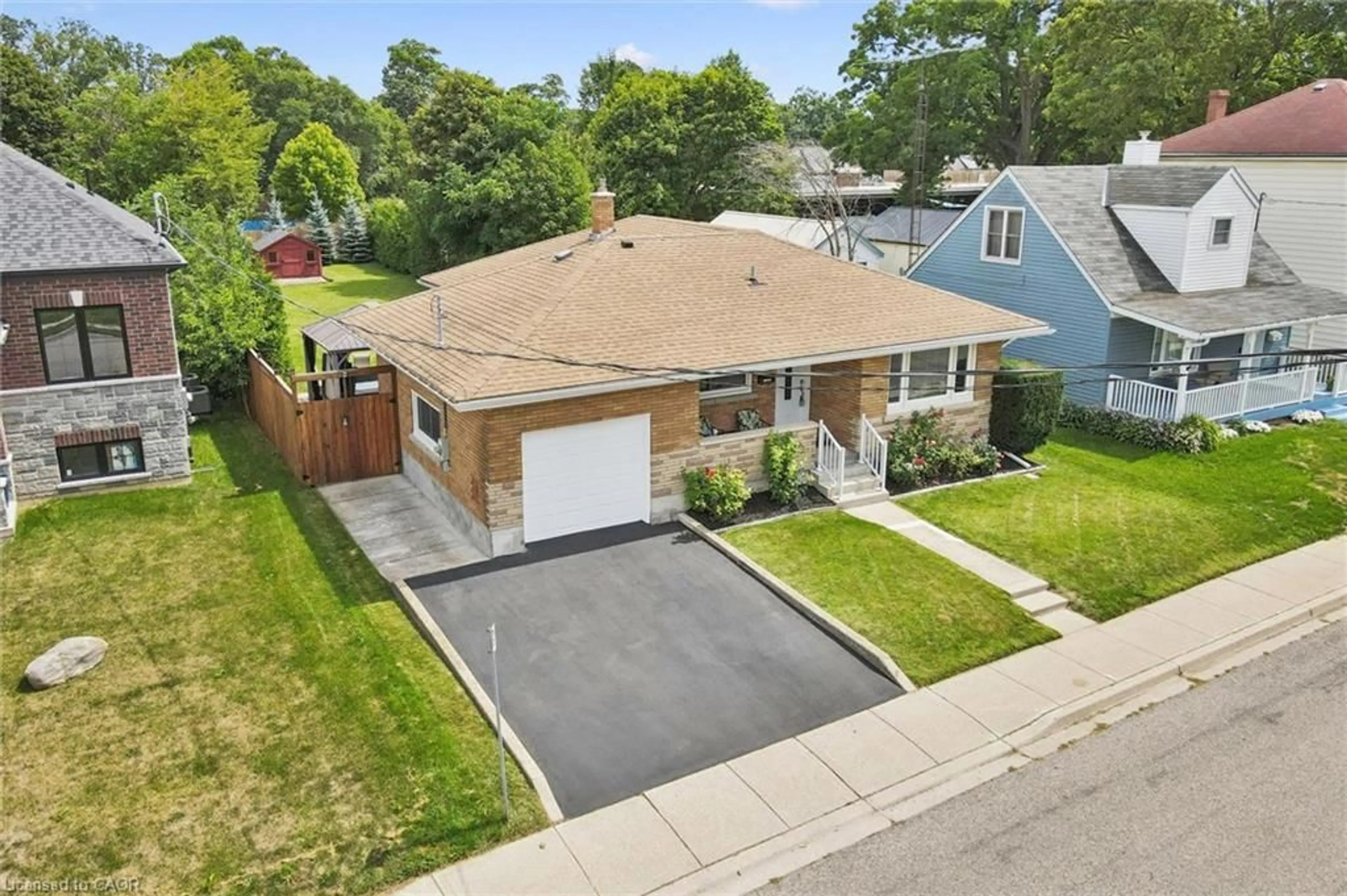 A pic from outside/outdoor area/front of a property/back of a property/a pic from drone, street for 49 East St, Cambridge Ontario N1R 4P2