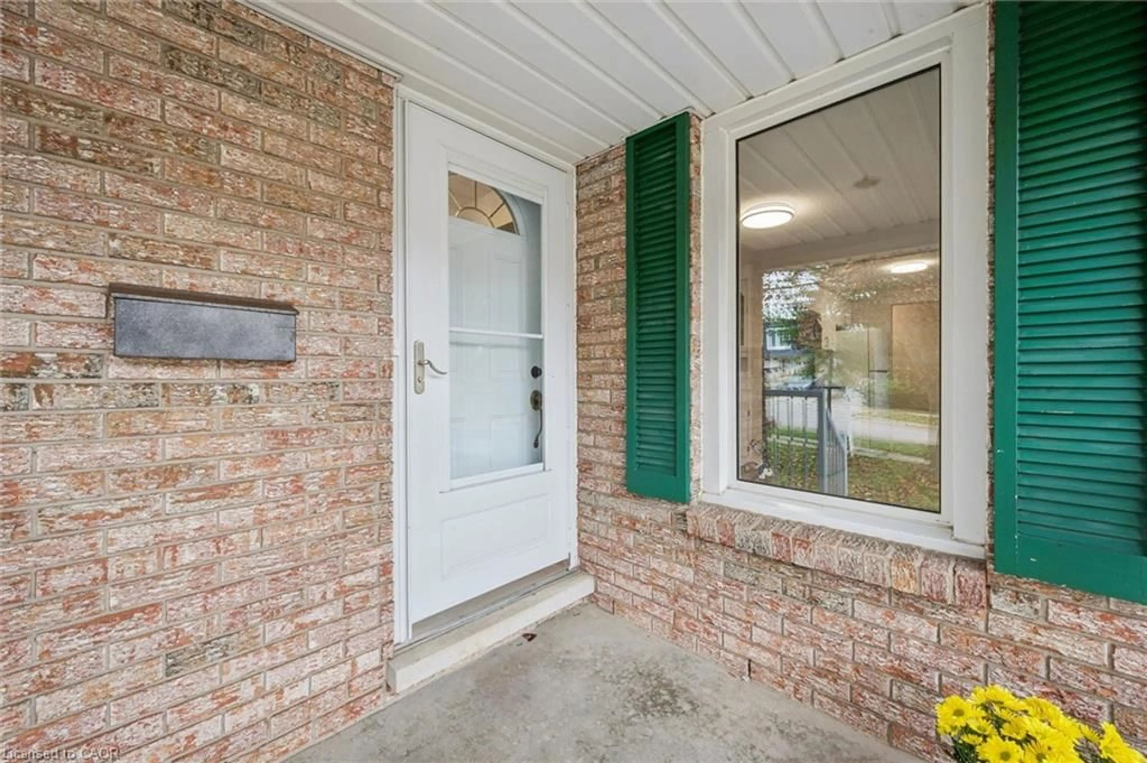 Indoor entryway for 35 Pepperwood Cres, Kitchener Ontario N2A 2R4