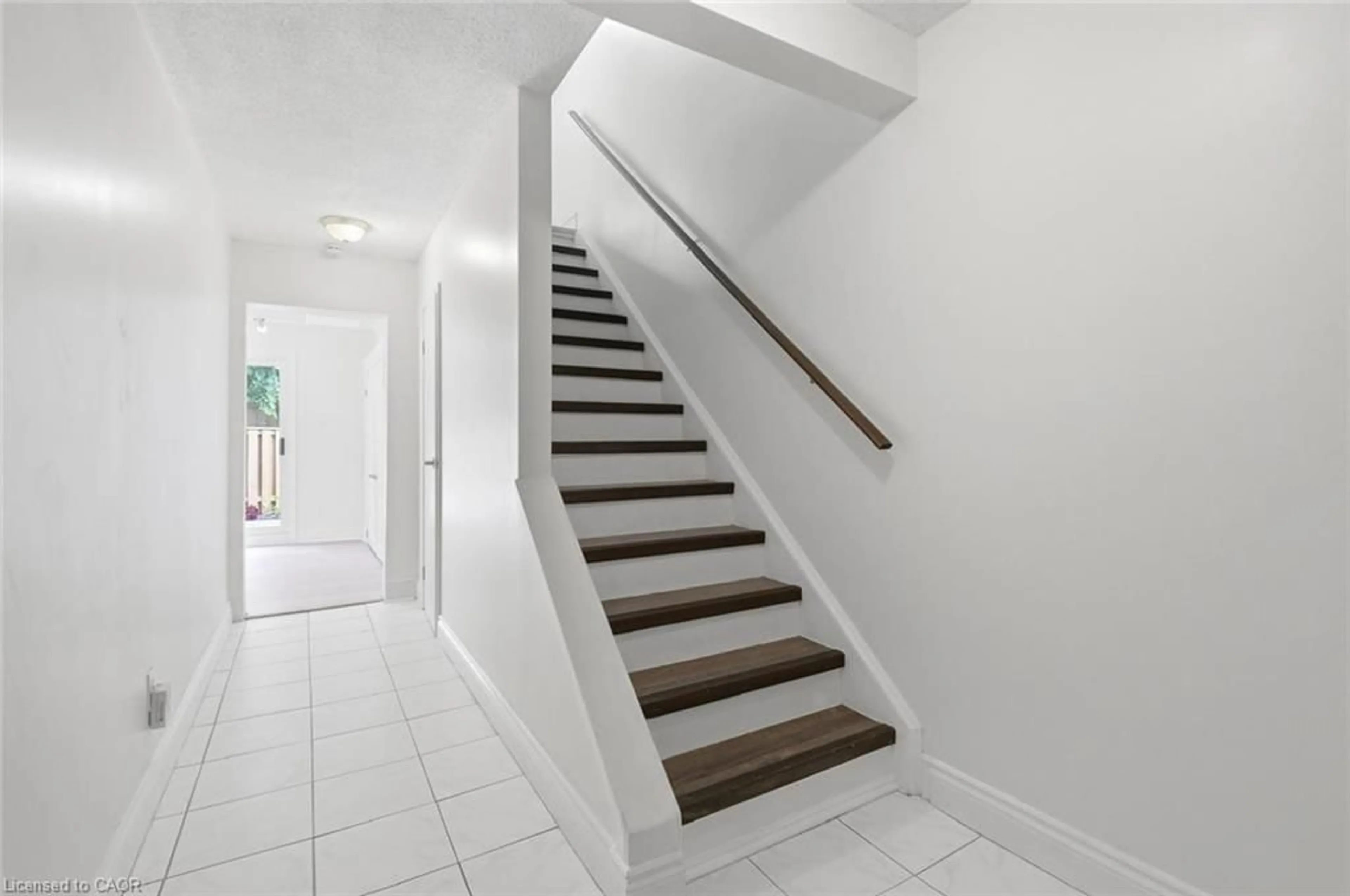 Stairs for 985 Limeridge Rd #25, Hamilton Ontario L8W 1X9