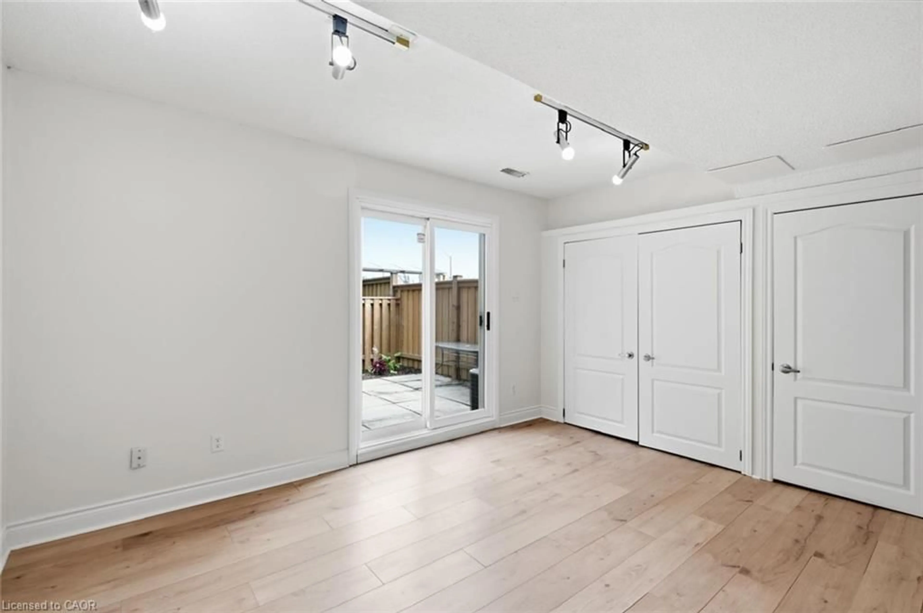 A pic of a room for 985 Limeridge Rd #25, Hamilton Ontario L8W 1X9