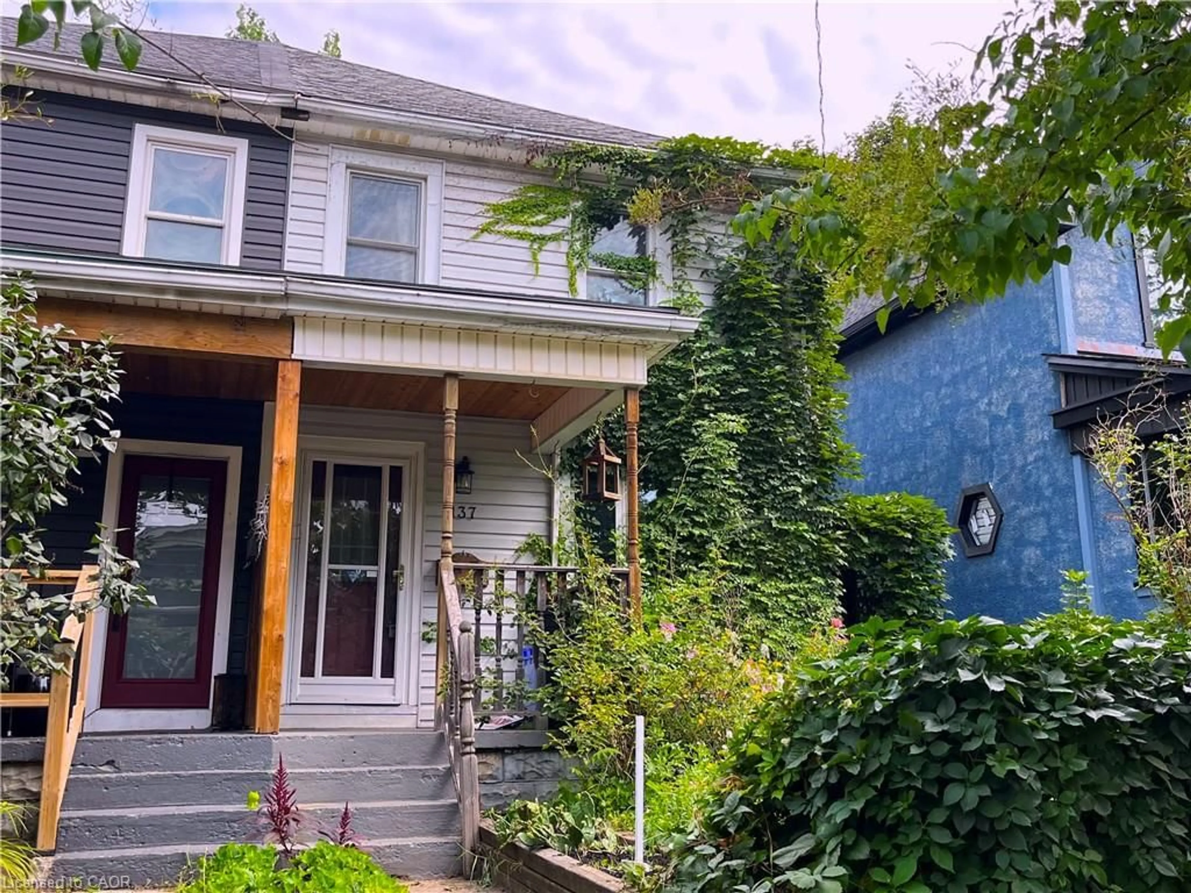 Home with vinyl exterior material, street for 137 Maplewood Ave, Hamilton Ontario L8M 1X3
