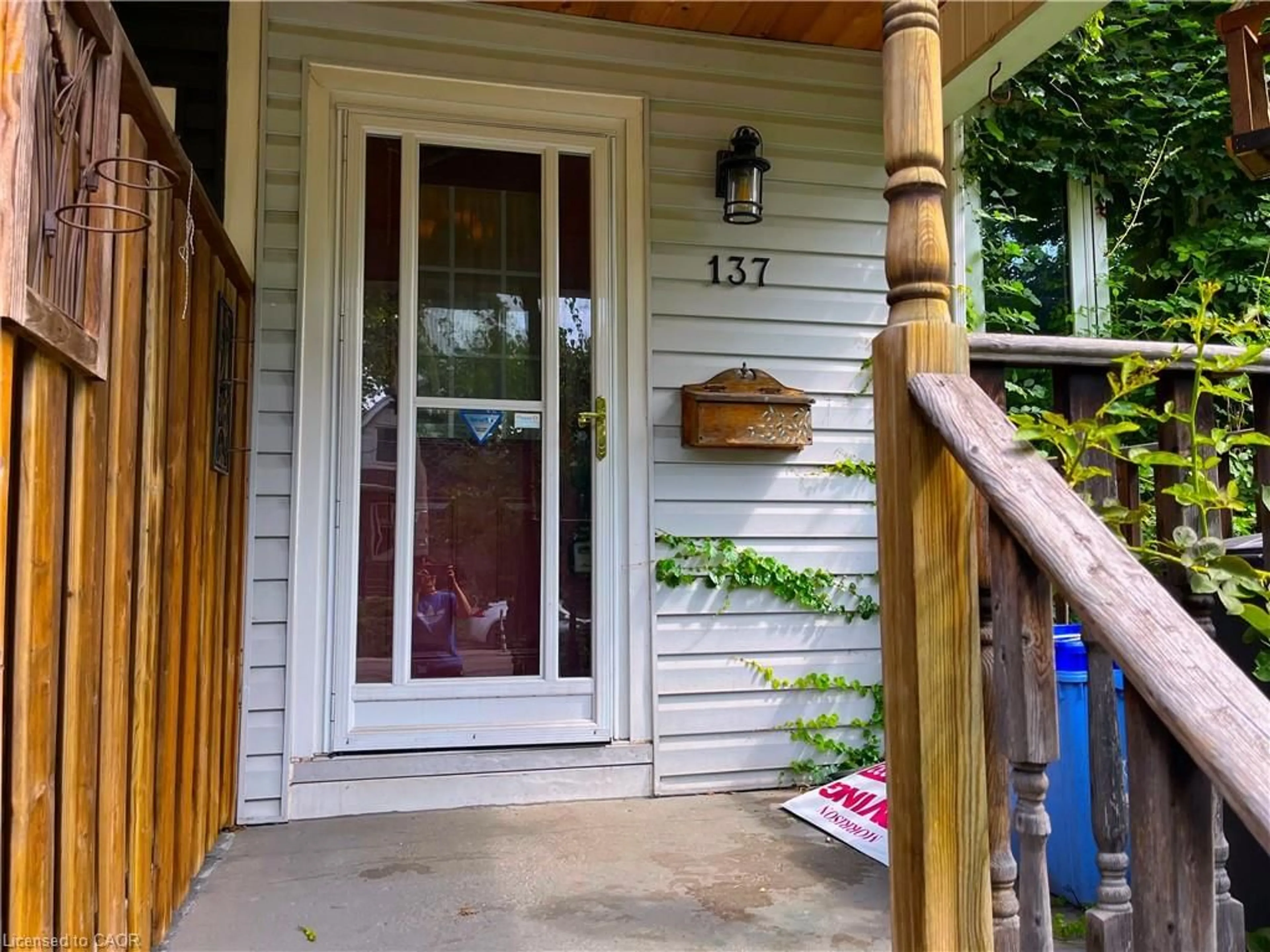 Indoor entryway for 137 Maplewood Ave, Hamilton Ontario L8M 1X3
