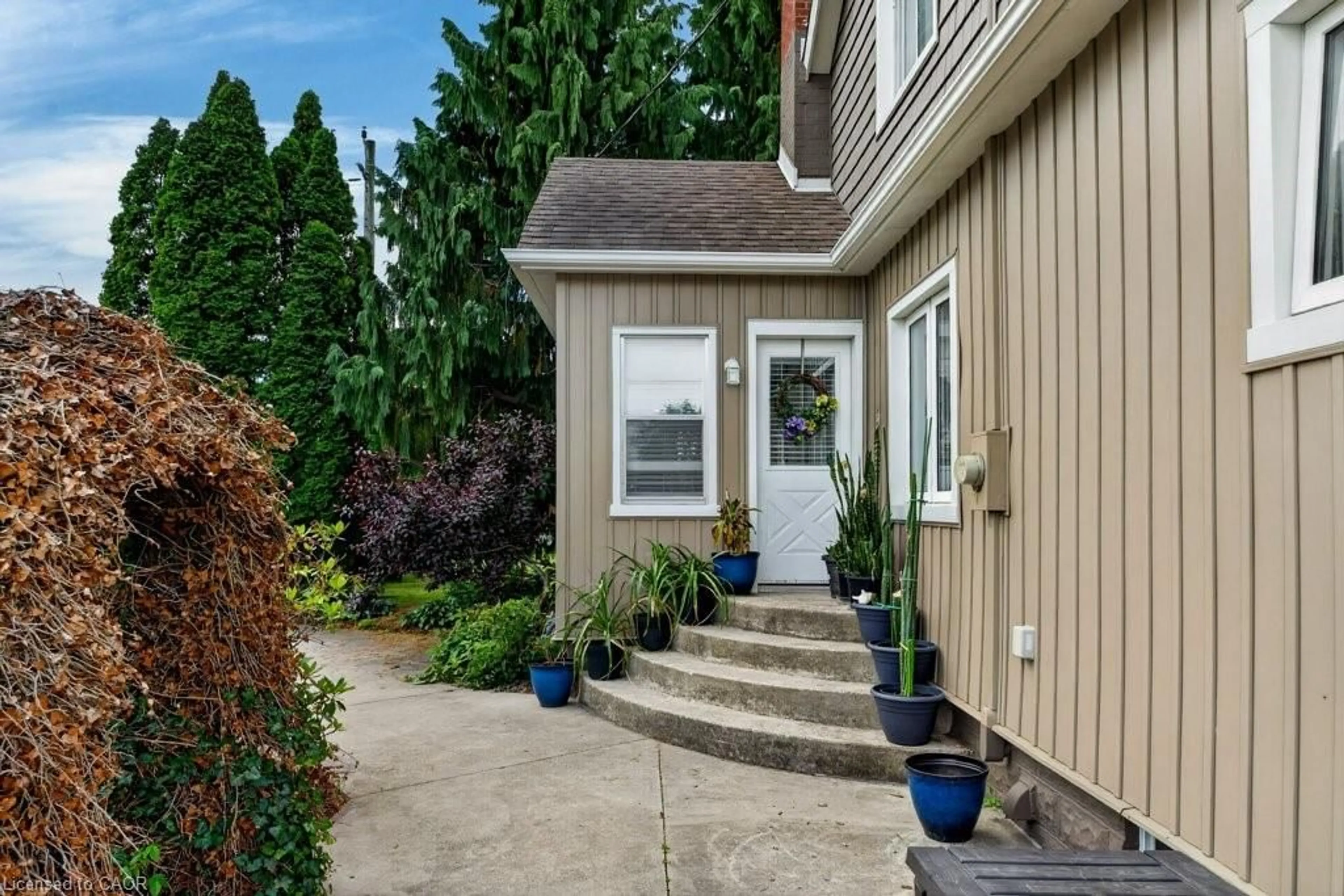 Home with vinyl exterior material, street for 5331 Greenlane Rd, Beamsville Ontario L3J 2J3
