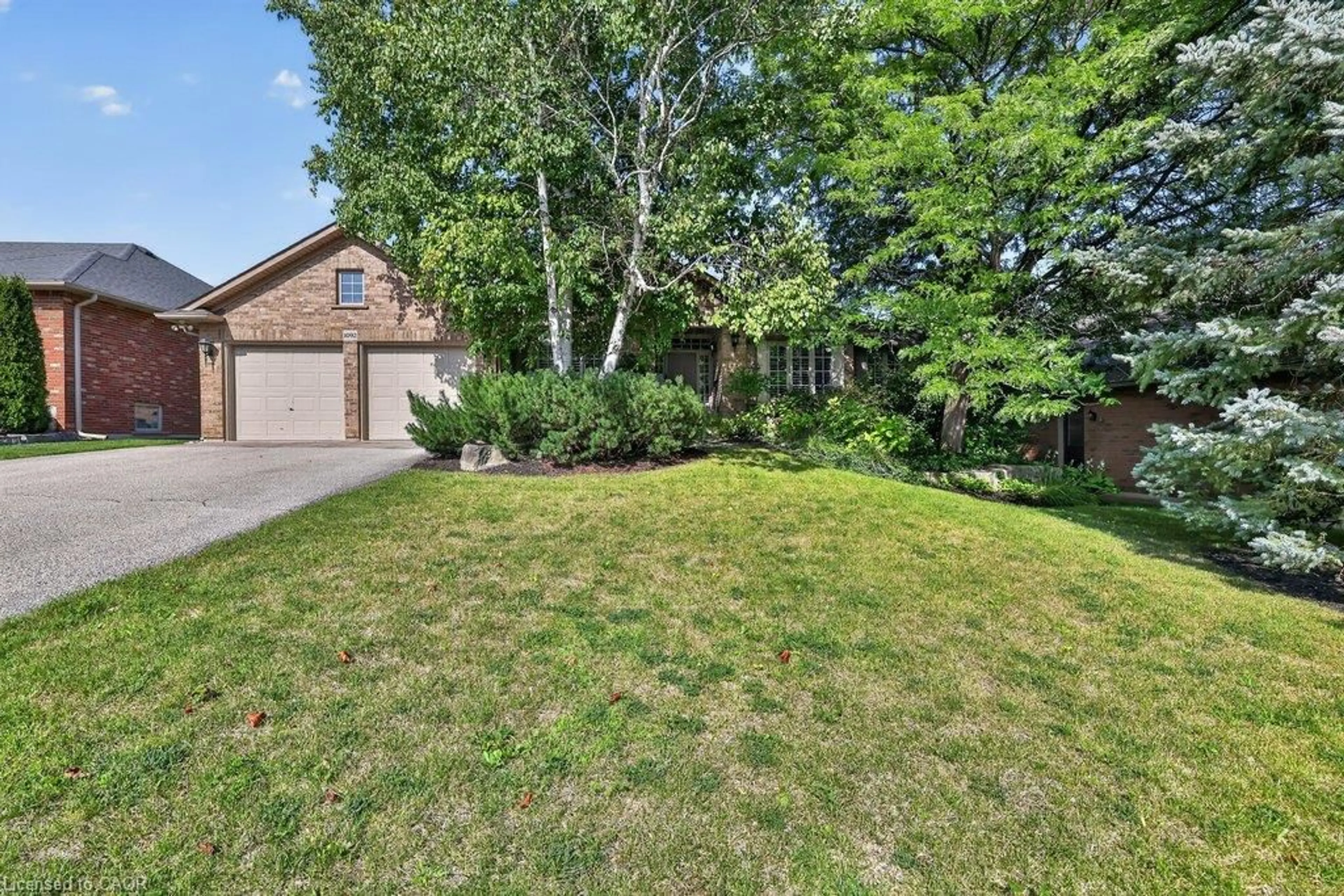 A pic from outside/outdoor area/front of a property/back of a property/a pic from drone, street for 1092 Crofton Way, Burlington Ontario L7P 4W8