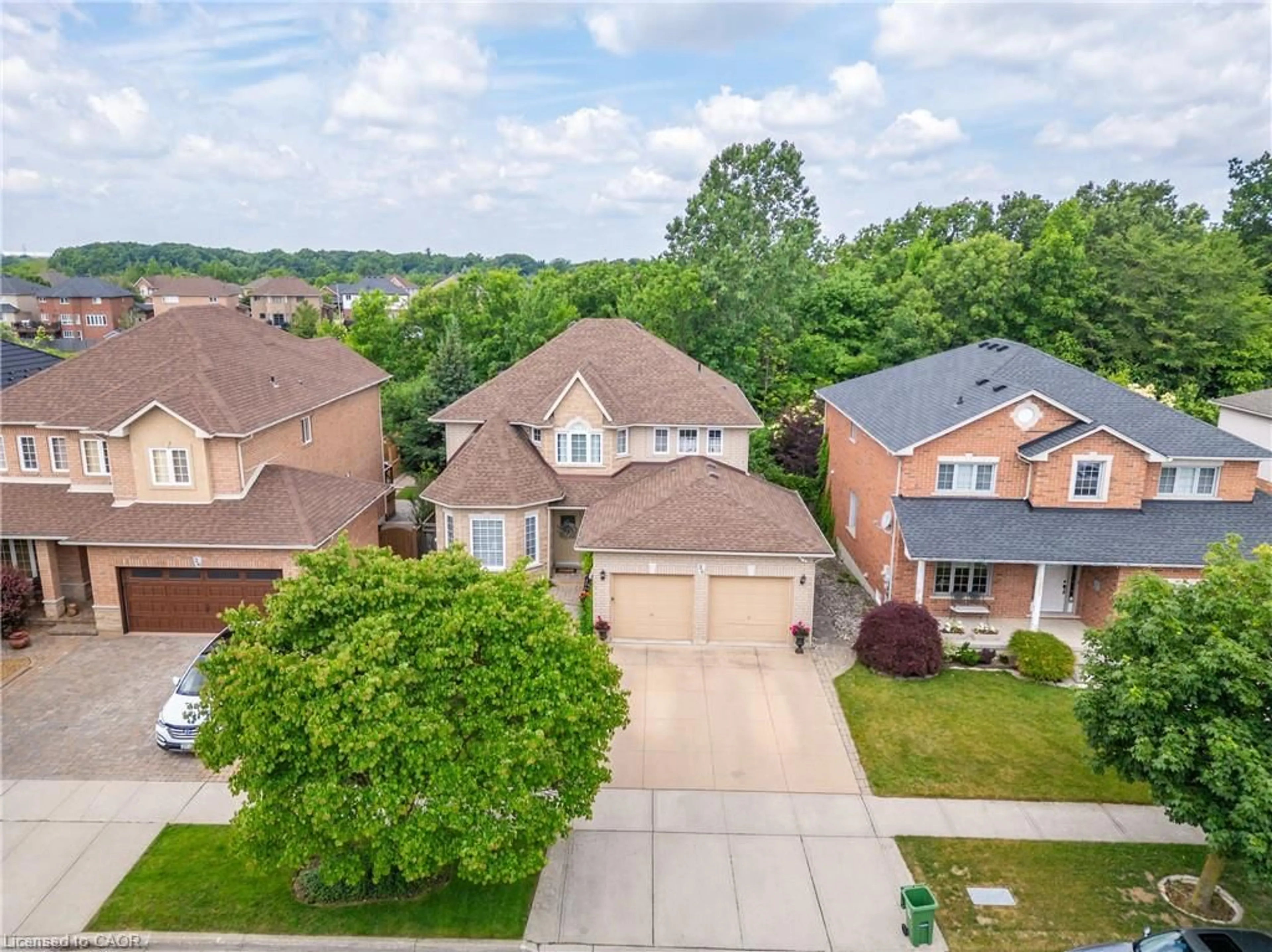 A pic from outside/outdoor area/front of a property/back of a property/a pic from drone, street for 26 Shadetree Cres, Stoney Creek Ontario L8J 3X2