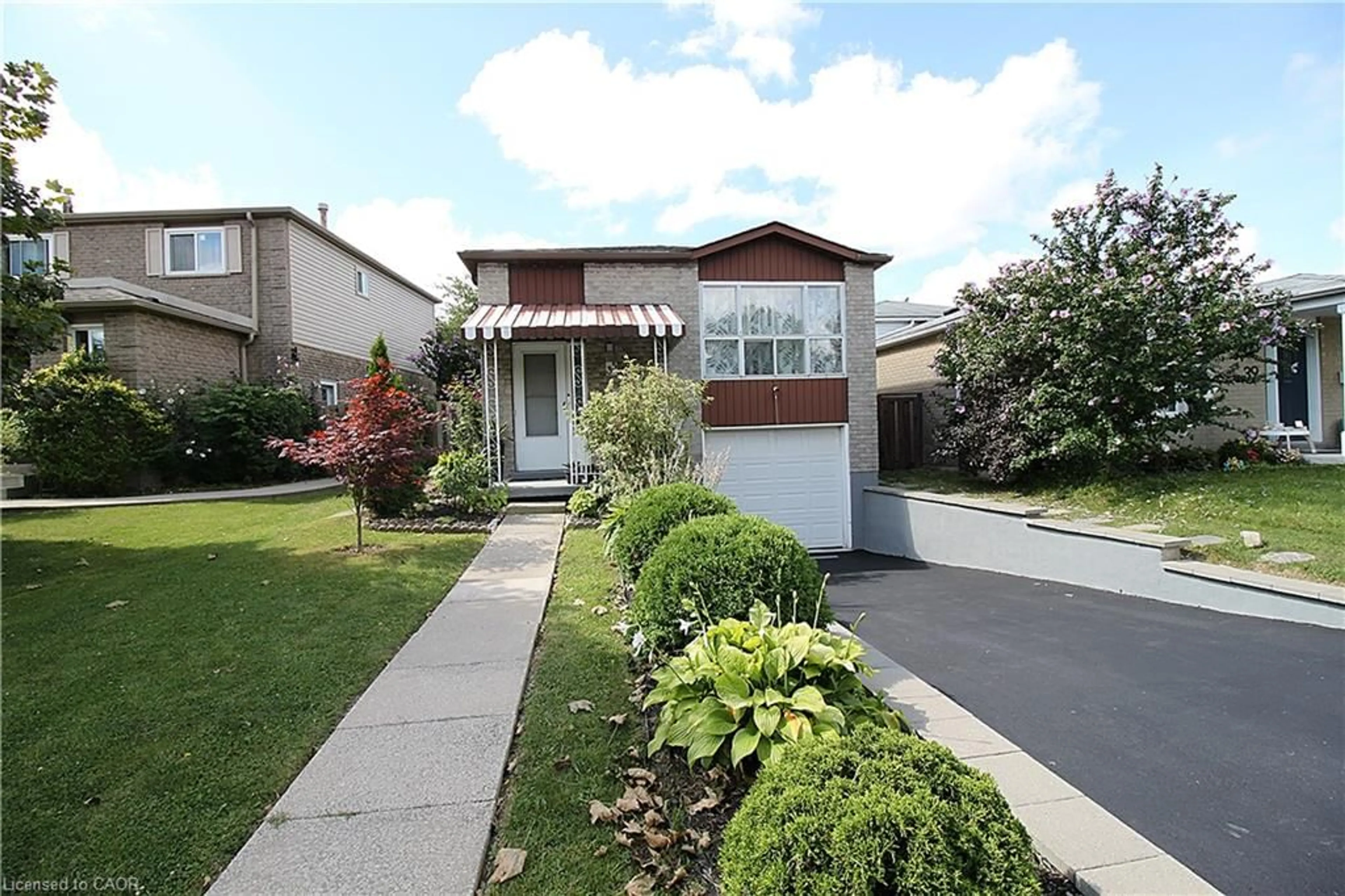 Home with vinyl exterior material, street for 35 Garden Cres, Hamilton Ontario L8V 4T3