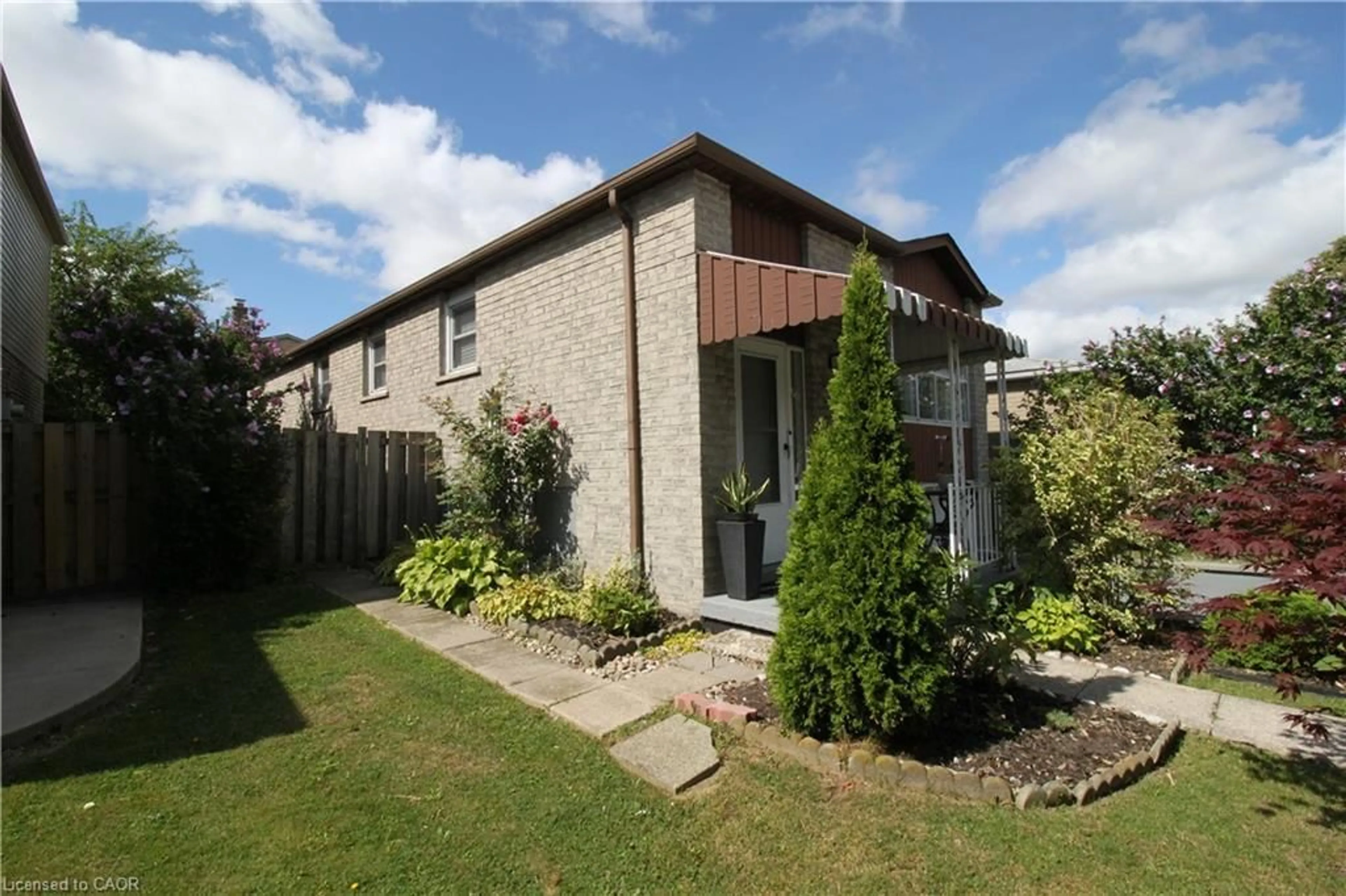 A pic from outside/outdoor area/front of a property/back of a property/a pic from drone, building for 35 Garden Cres, Hamilton Ontario L8V 4T3